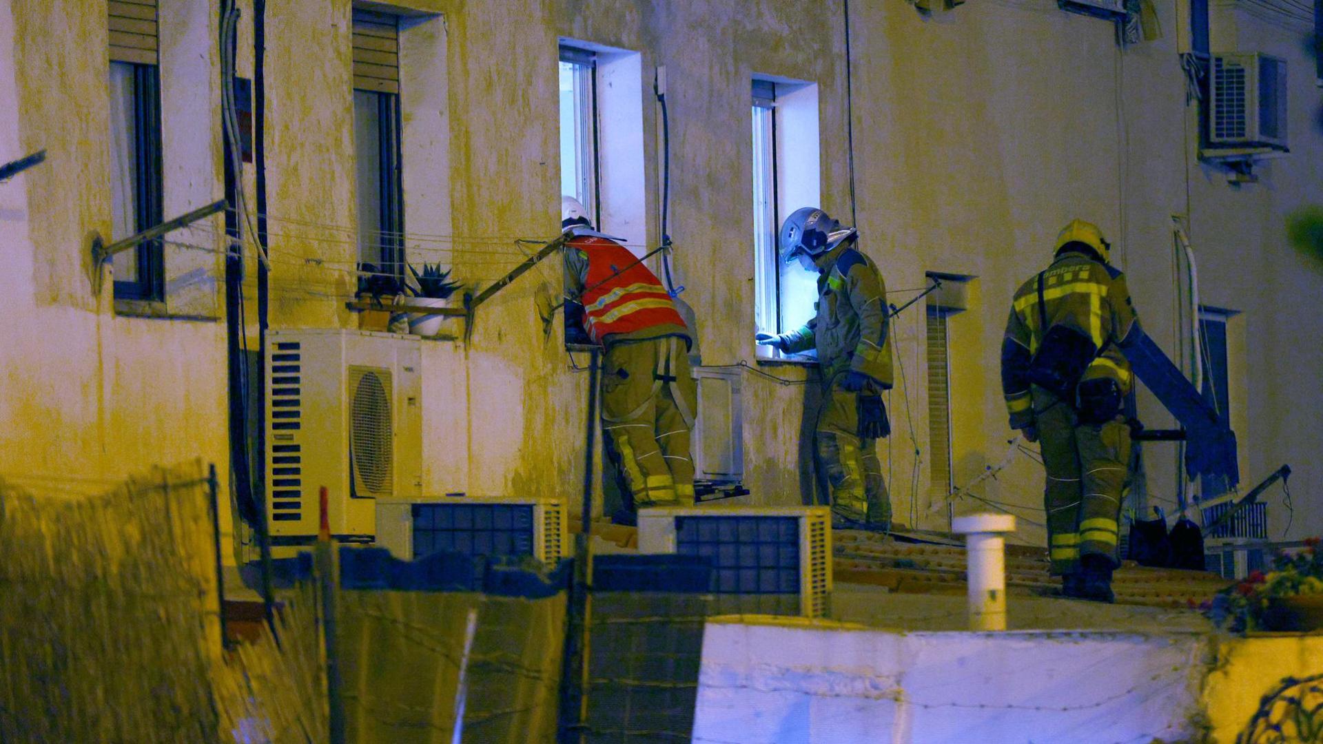 Los Servicios de Emergencias trabajan en el desescombro del edificio derrumbado en Badalona