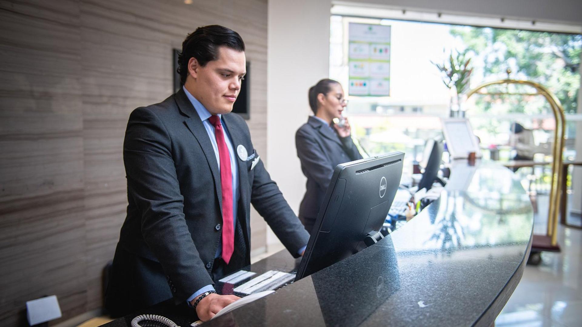 Recepcionista de hotel, uno de los empleos vacantes