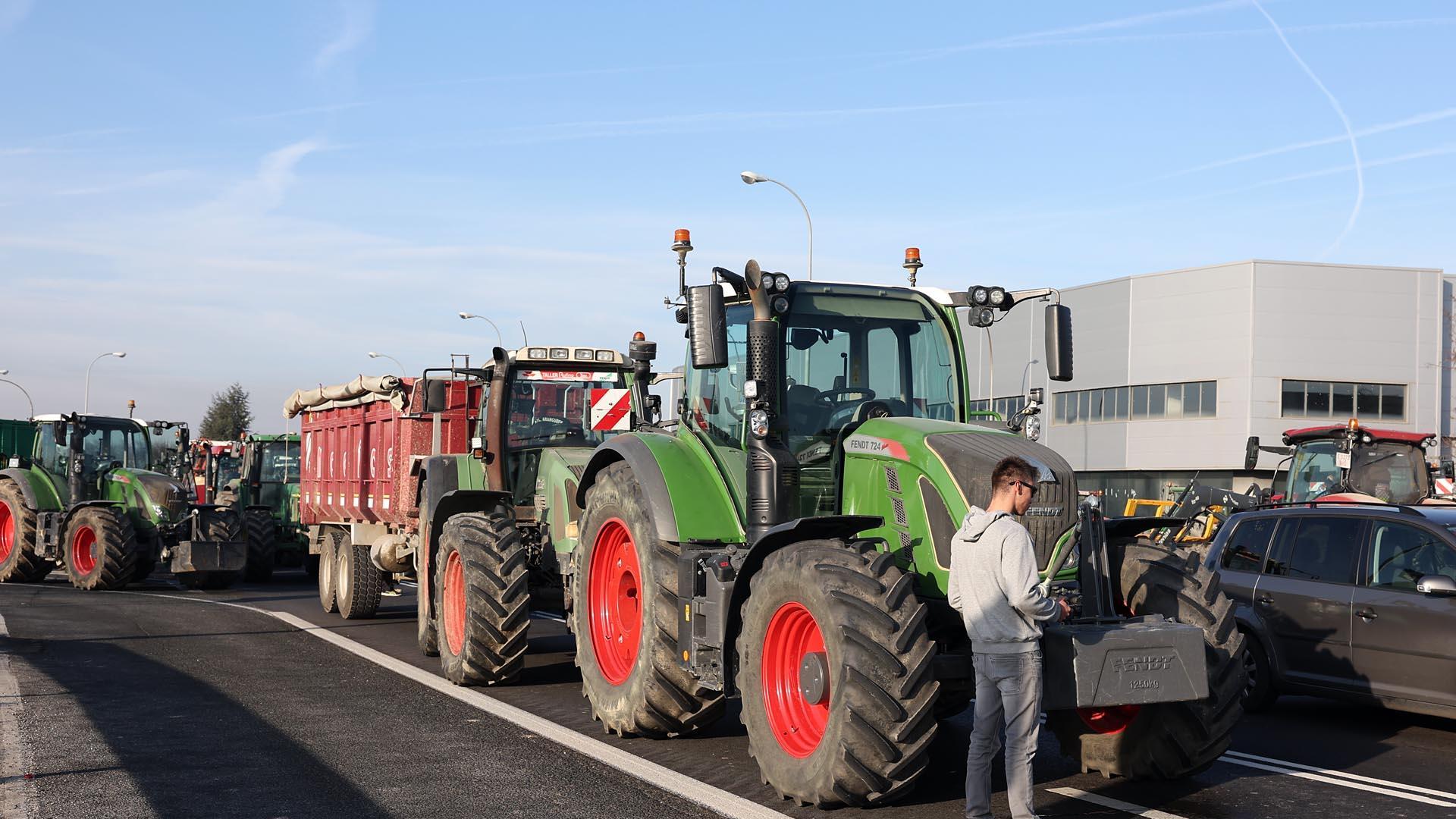 Tráfico afectado por la "tractorada" en el polígono Talluntxe, este miércoles.