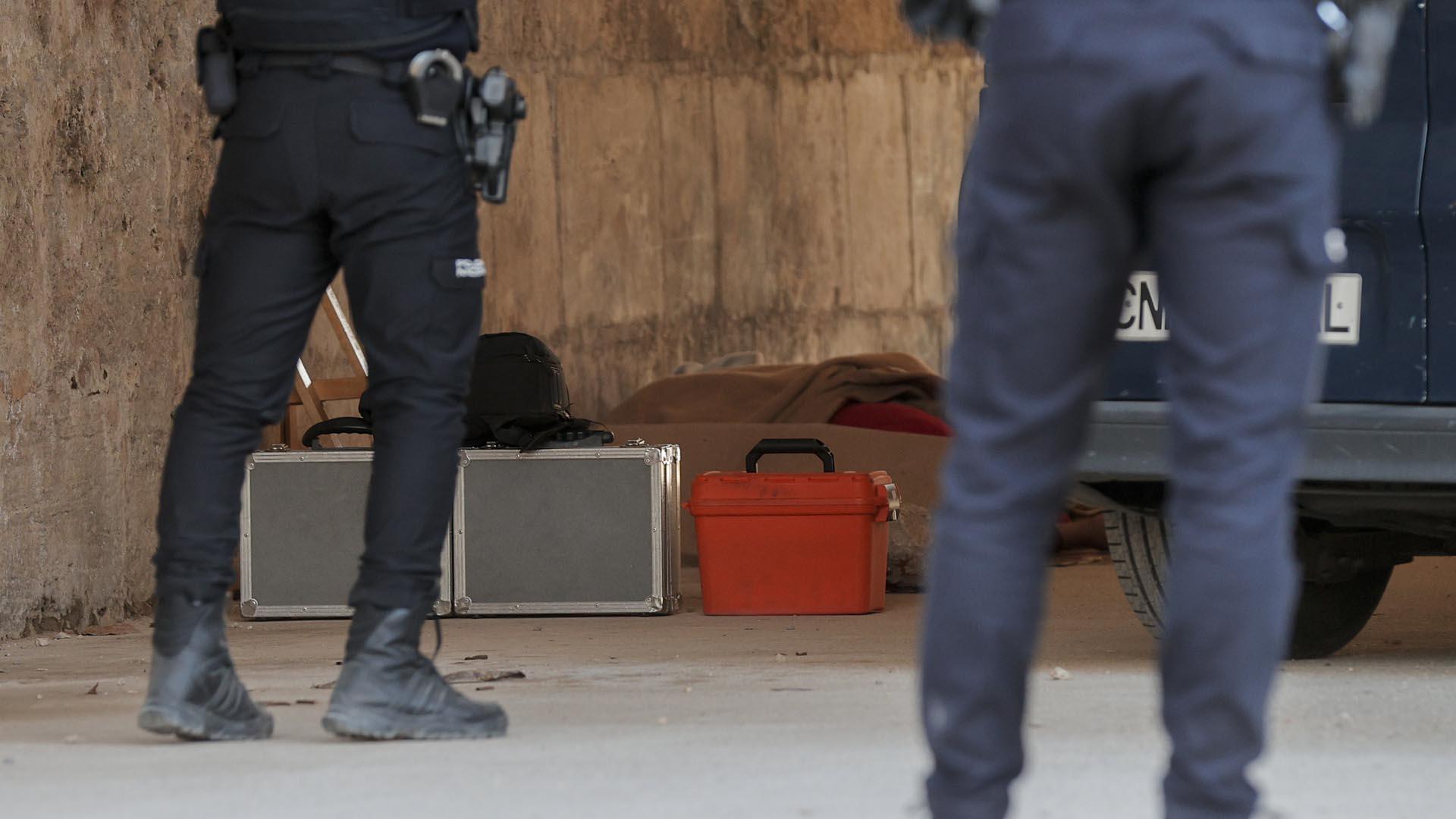 Dos agentes de la Policía Nacional, en el Puente del Real donde se ha encontrado a los hombres muertos