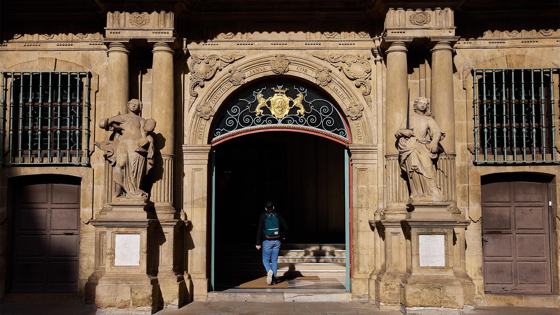 Entrada a la Casa Consistorial con los leones restaurados.