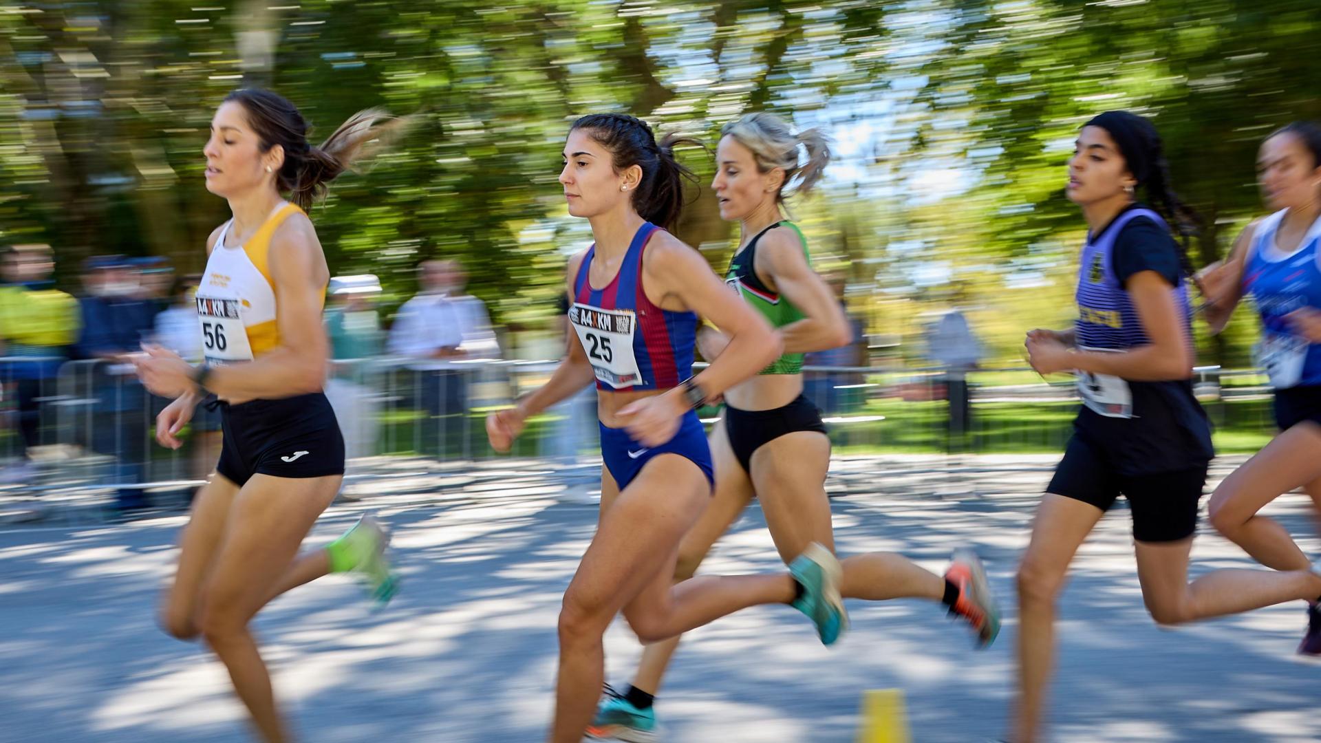 Raquel Echeverría, con la camiseta azulgrana, en el Women Athletic celebrado en el parque de Antoniutti de Pamplona.