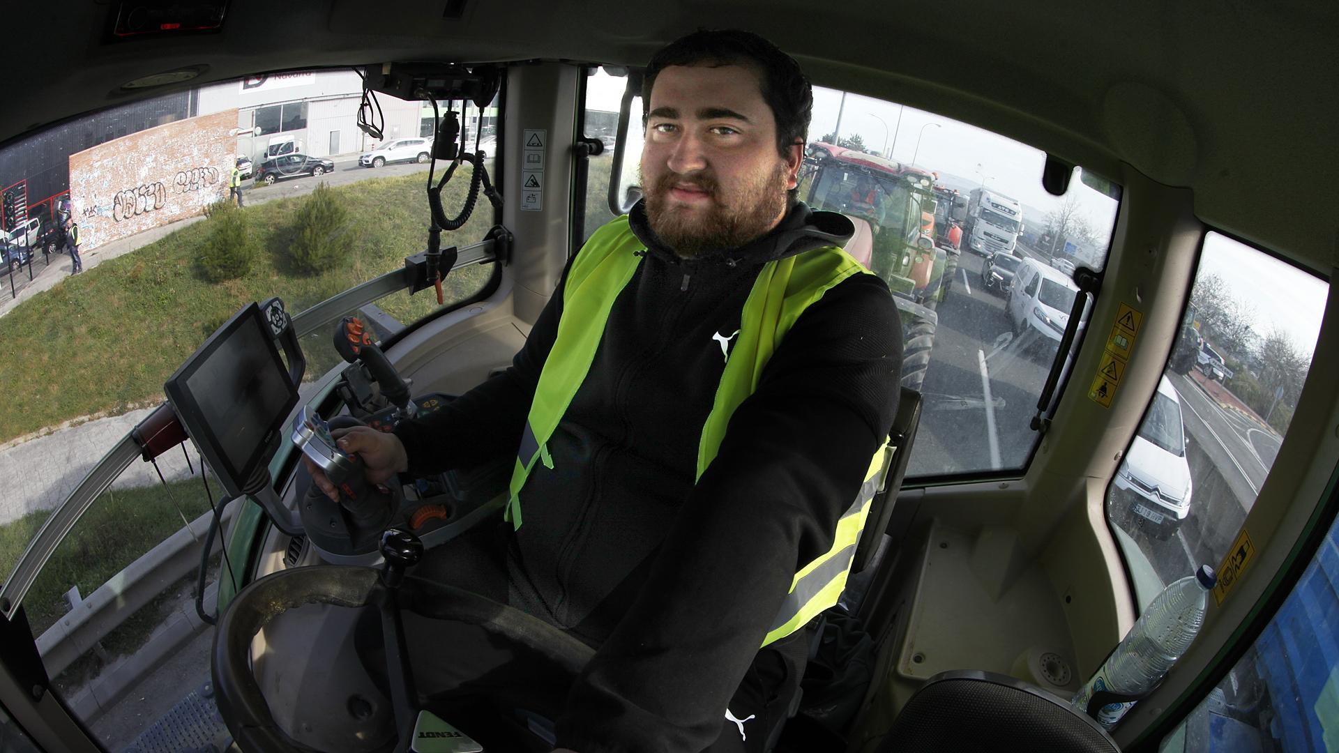 Jesús Olleta, en el interior de su tractor./