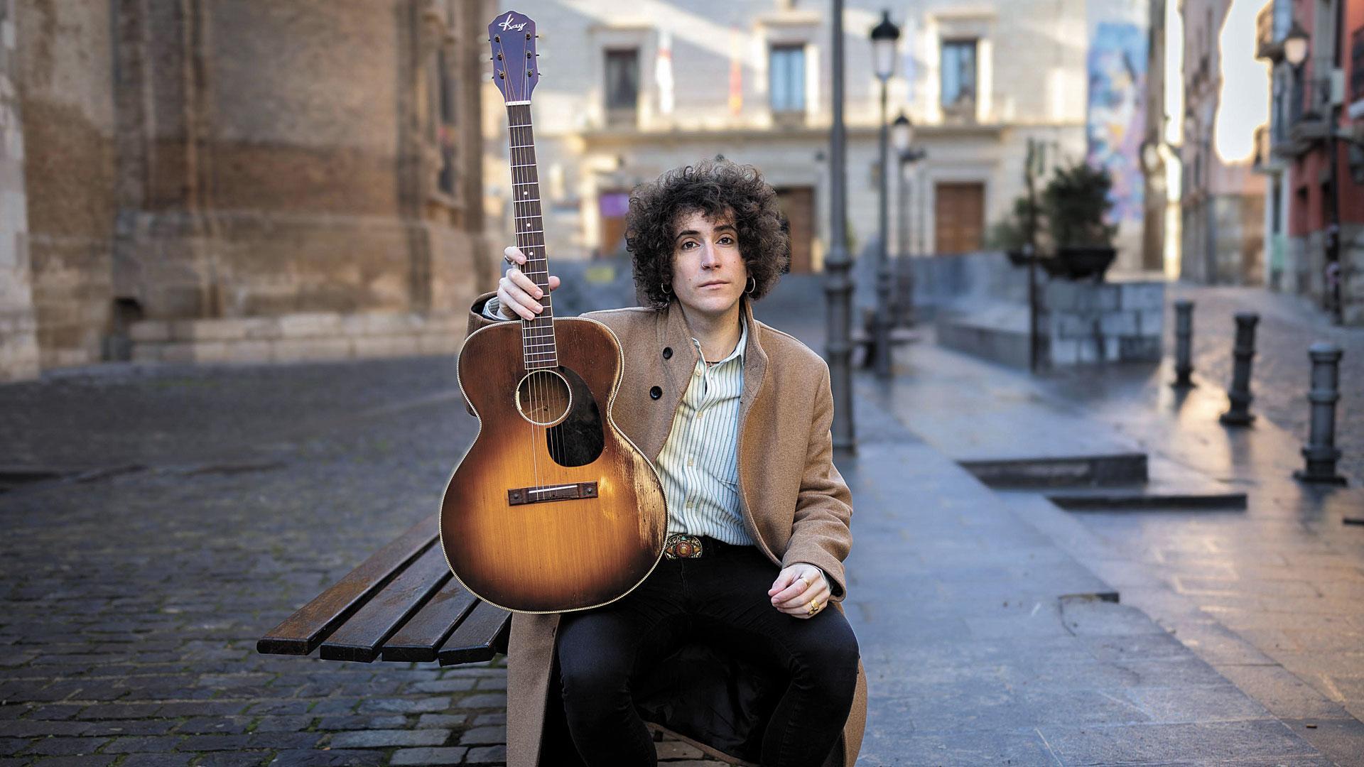 El cantautor tudelano Alejo Huerta posa con su guitarra en la plaza Vieja de su ciudad natal