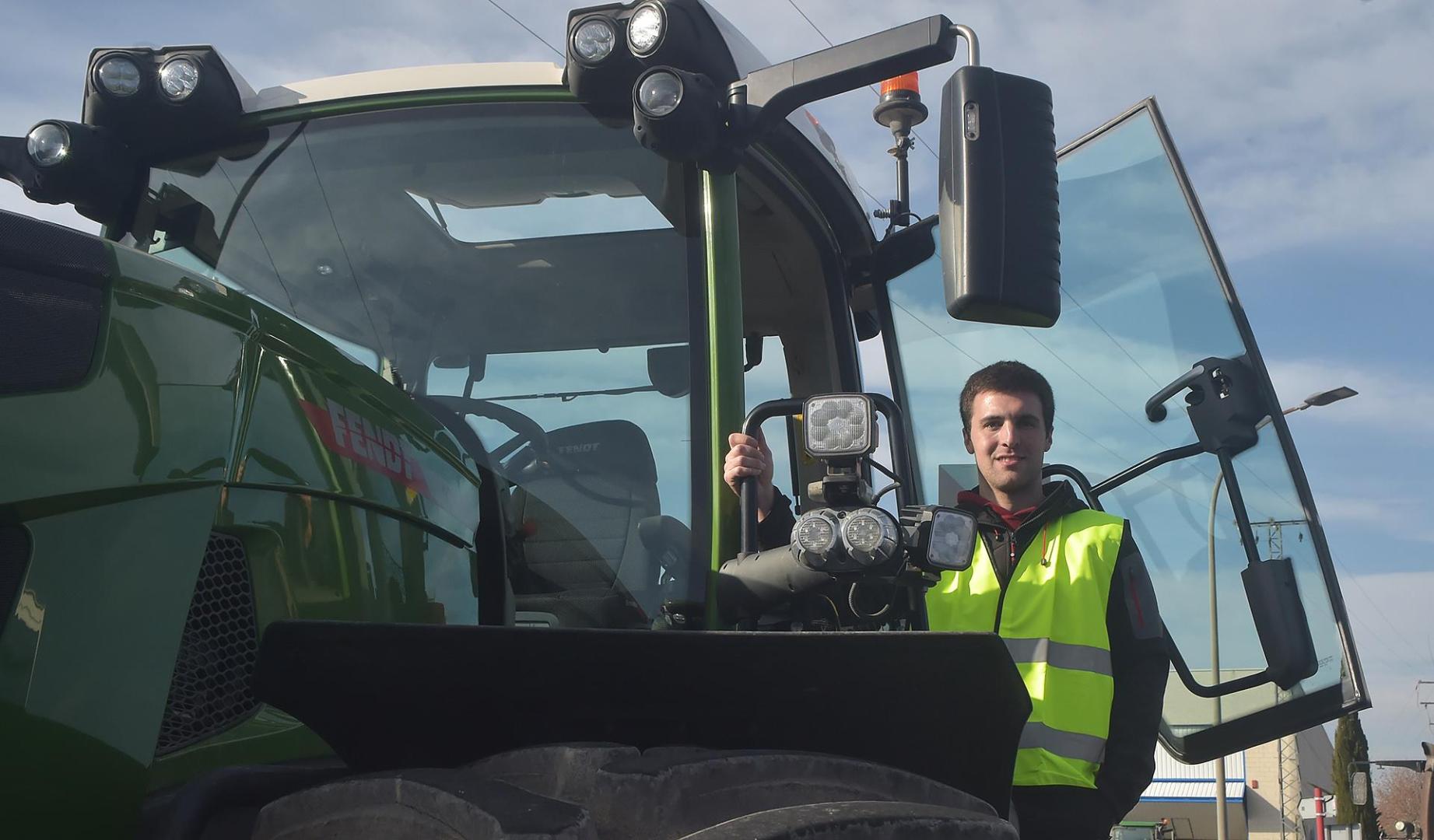 Subido a su tractor, Javier Sánchez Quijera, de Pueyo.