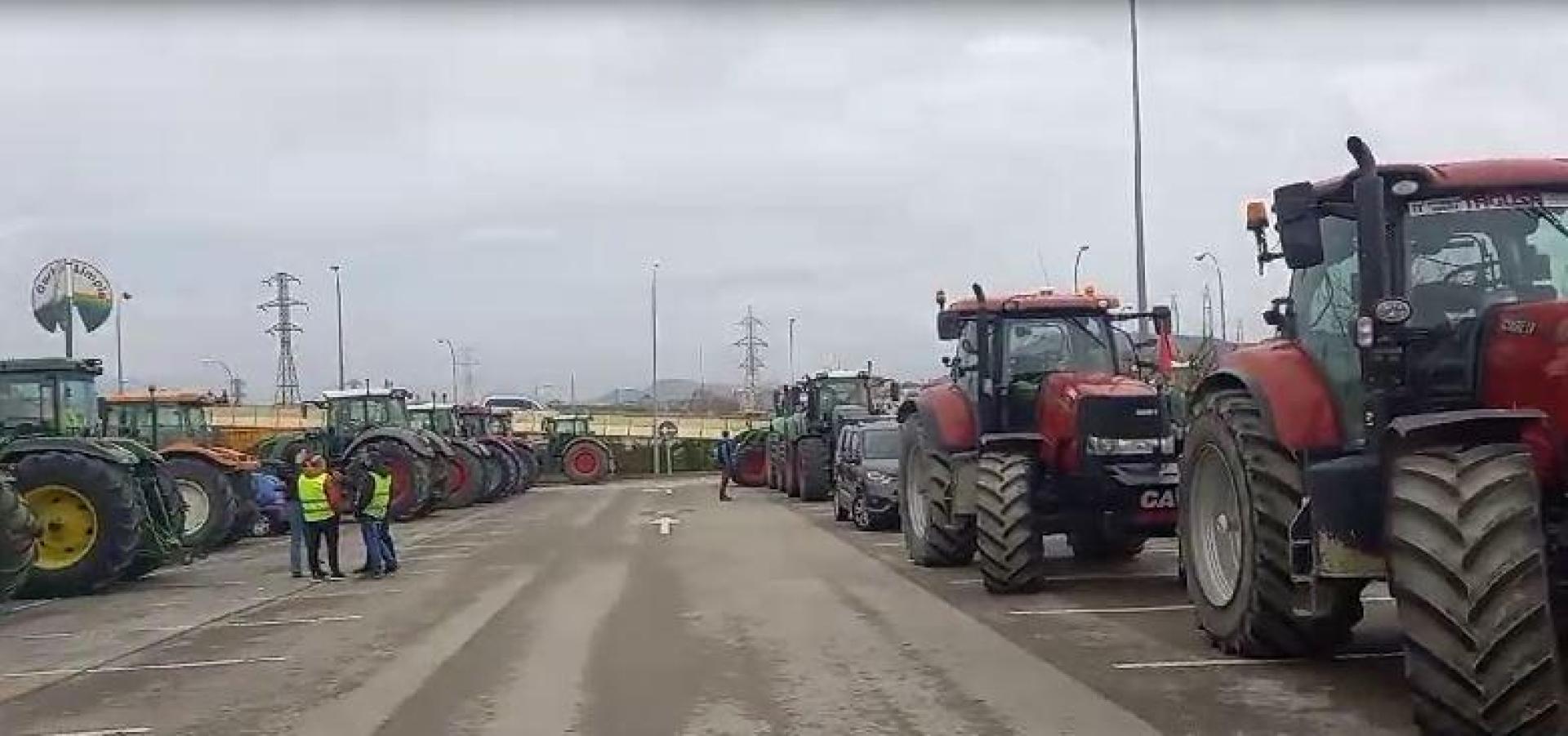 Decenas de tractores aparcan en E. Leclerc