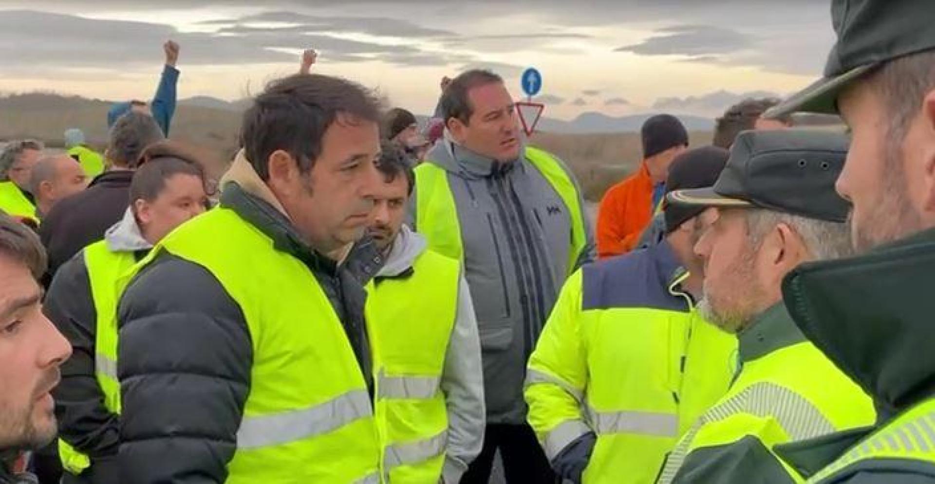 Momentos de tensión entre los agricultores y la Guardia Civil a su llegada a Zizur
