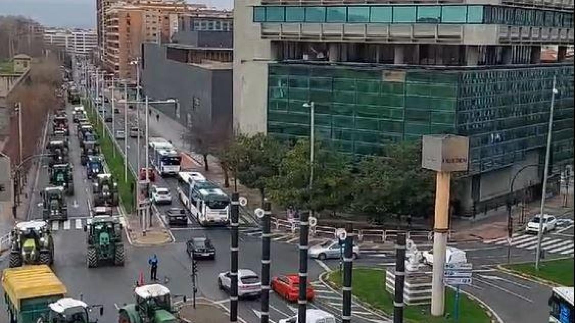 Los tractores cruzan el centro de Pamplona por la avenida Conde Oliveto