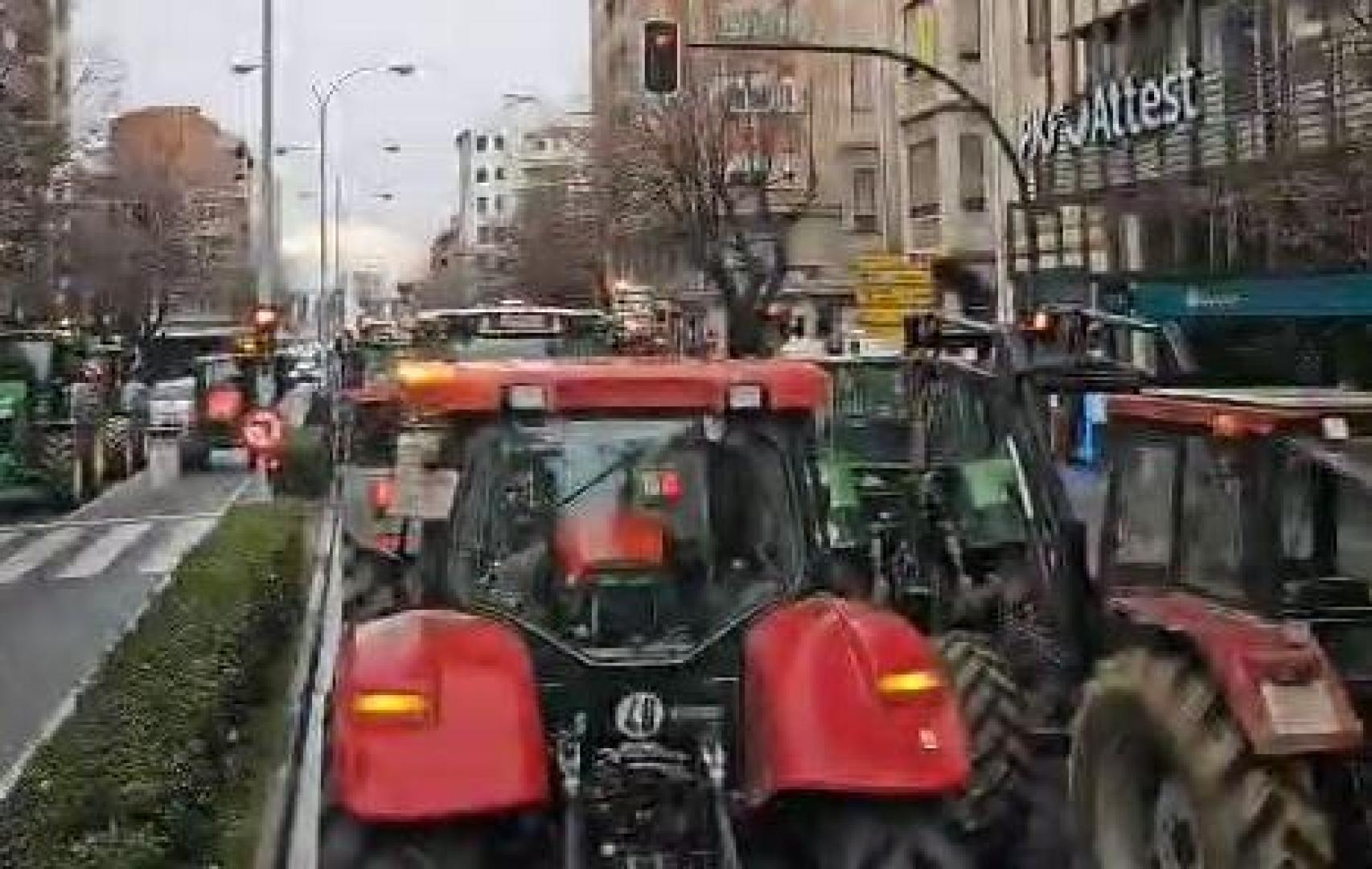 Los tractores que vienen de Estella, en el centro de Pamplona