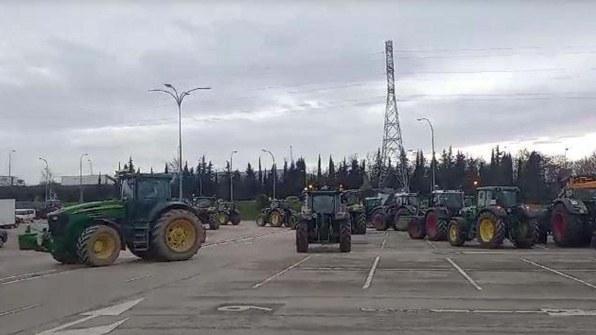 Vídeo de los tractores saliendo desde E. Leclerc hacia Pamplona