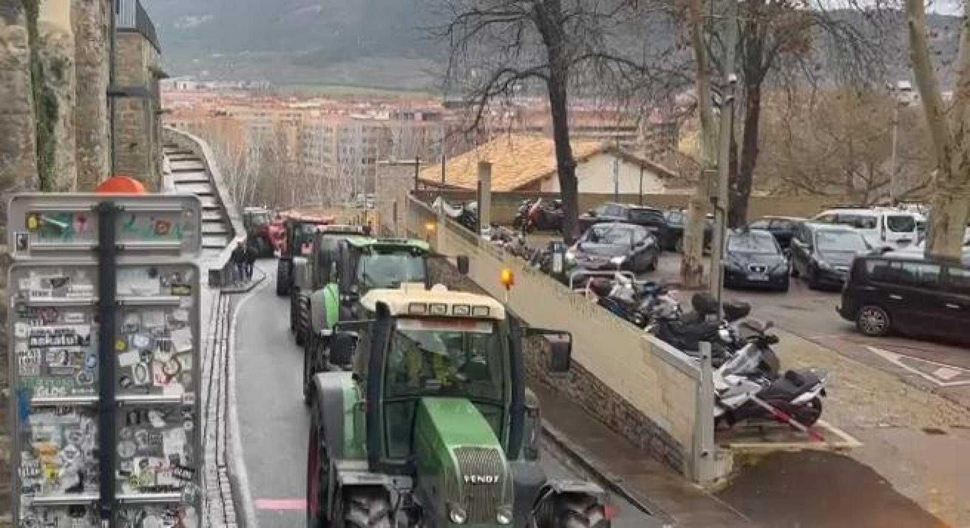 Los tractores llegan al Casco Viejo de la capital navarra a primera hora de la tarde de este jueves