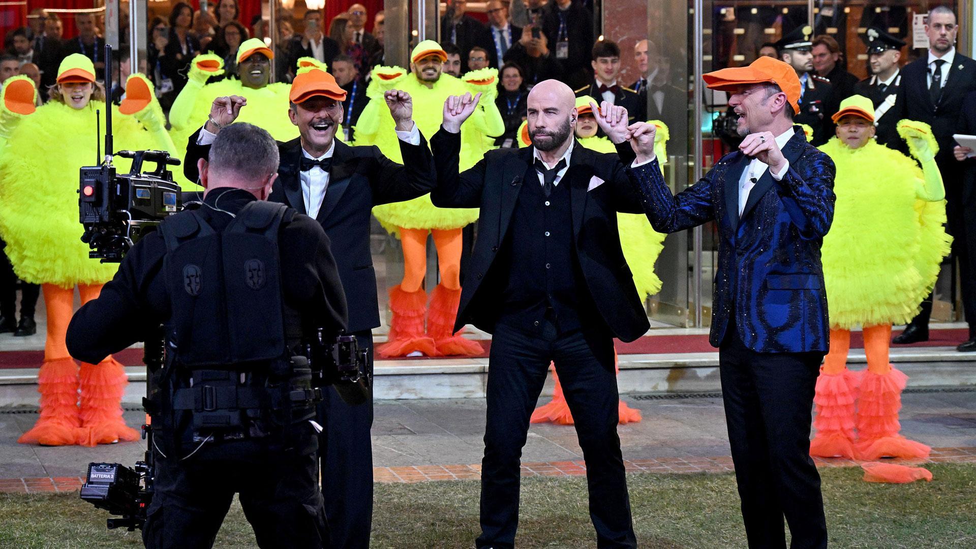 Momento en el que el cómico y copresentador Fiorello intenta convencer a John Travolta a hacer el "baile de los pajaritos" en el Festival de Sanremo