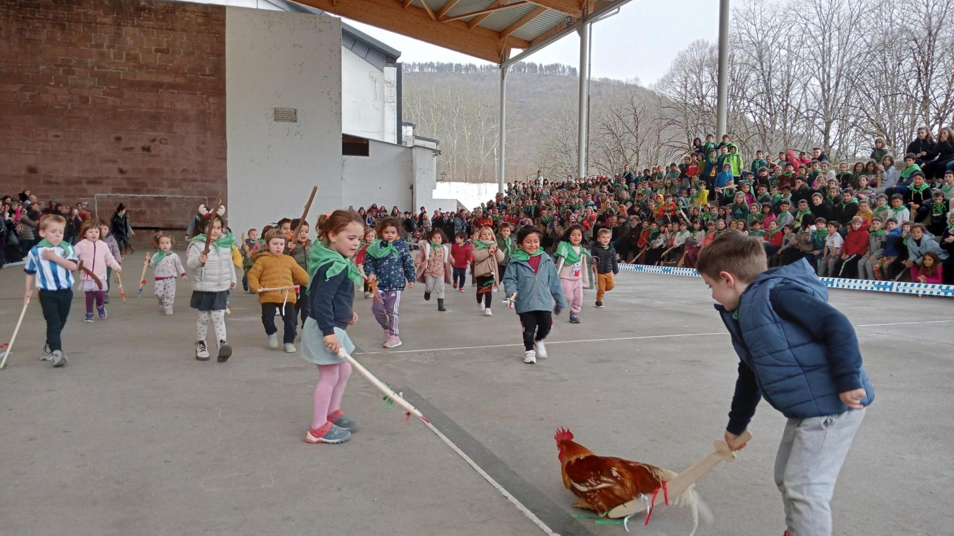 Por centésimas llegó primero al gallo Xuban Irureta Goñi, en el primer juego de la tarde, para el alumnado de Infantil.