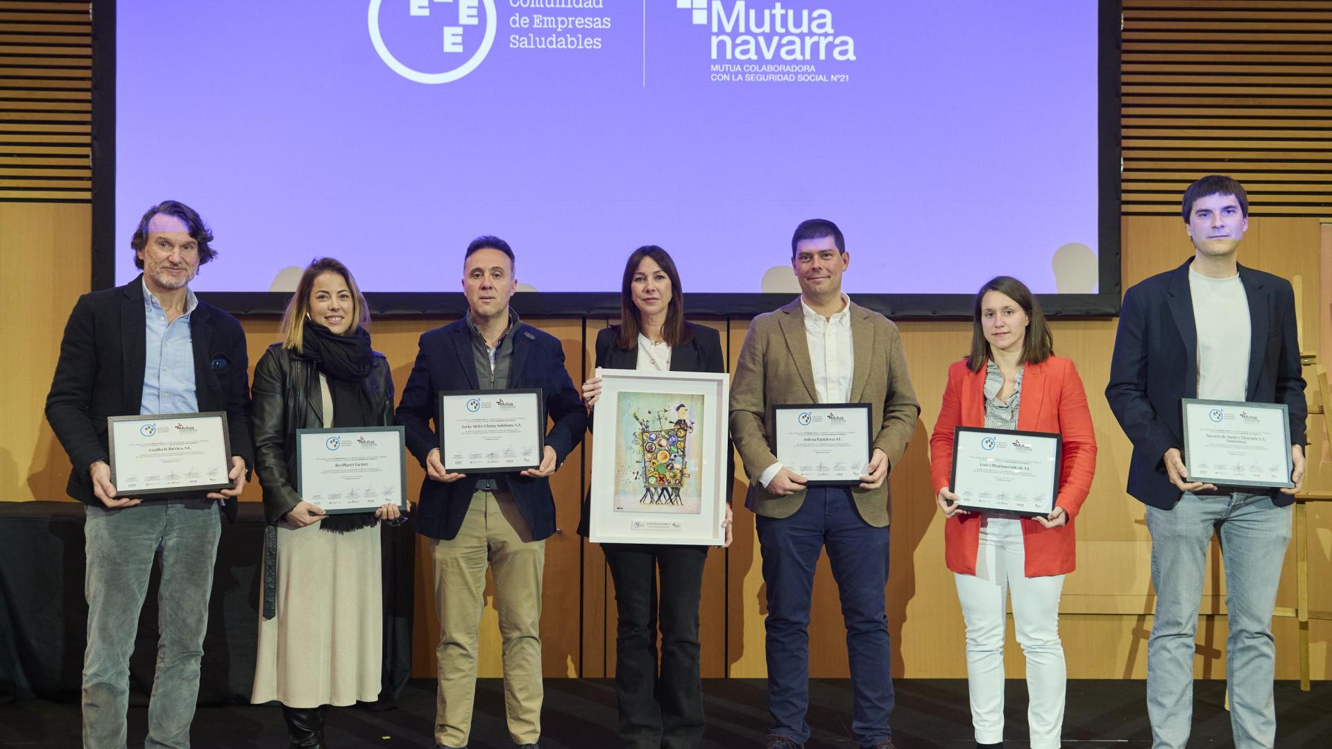 Izda a dcha: Juan Antonio Aranzabal (Graftech Ibérica), Oiane Elizaga (BeePlanet), Pello Recondo (Focke Meler), Gema Acín (Grupo Enhol), premio Azul; José Antonio Blanco (Ardena Pamplona), Mar Sánchez (Lozy´s Pharmaceuticals) y Asier Antso (Nasuvinsa) con  los sellos de empresas saludables.