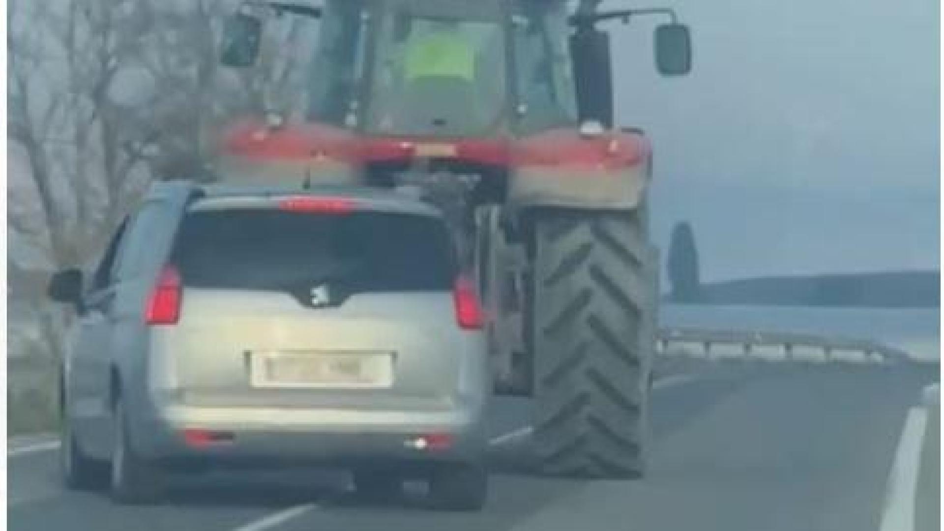 Un fragmento del vídeo en el que el tractor no deja adelantar a un coche