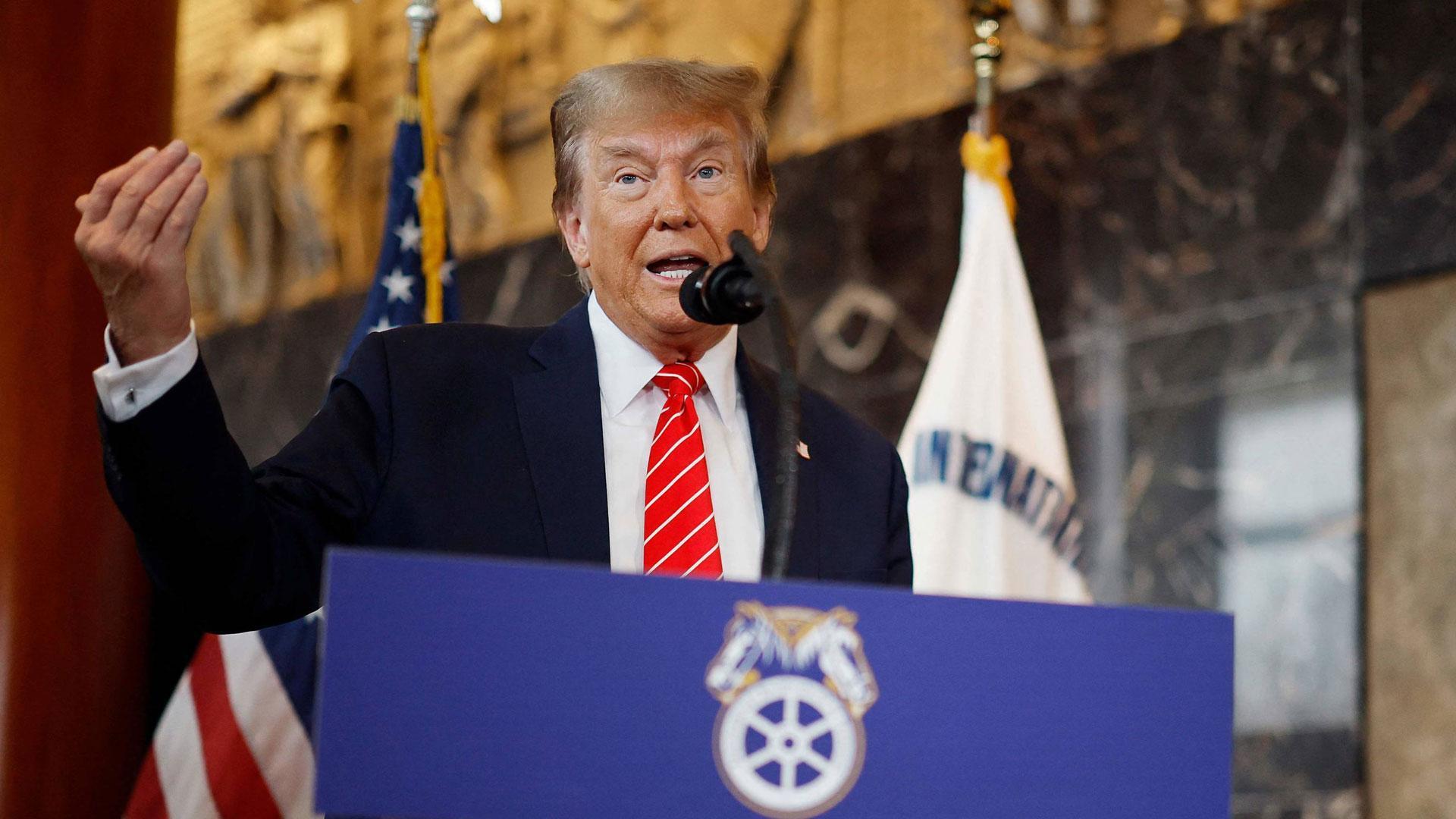 El candidato presidencial republicano y expresidente de Estados Unidos, Donald Trump, habla con periodistas en la sede de la Hermandad Internacional de Camioneros en Washington