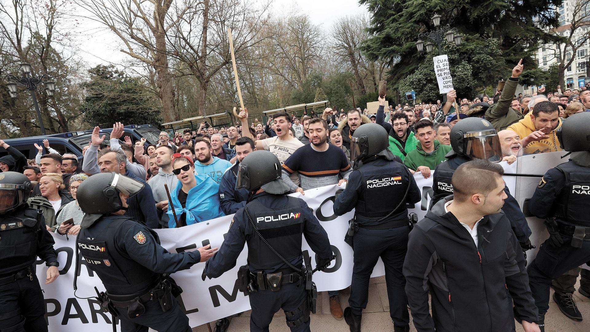Momentos de tensión en Oviedo entre agricultores, ganaderos y policías, que terminaron cargando contra los manifestantes