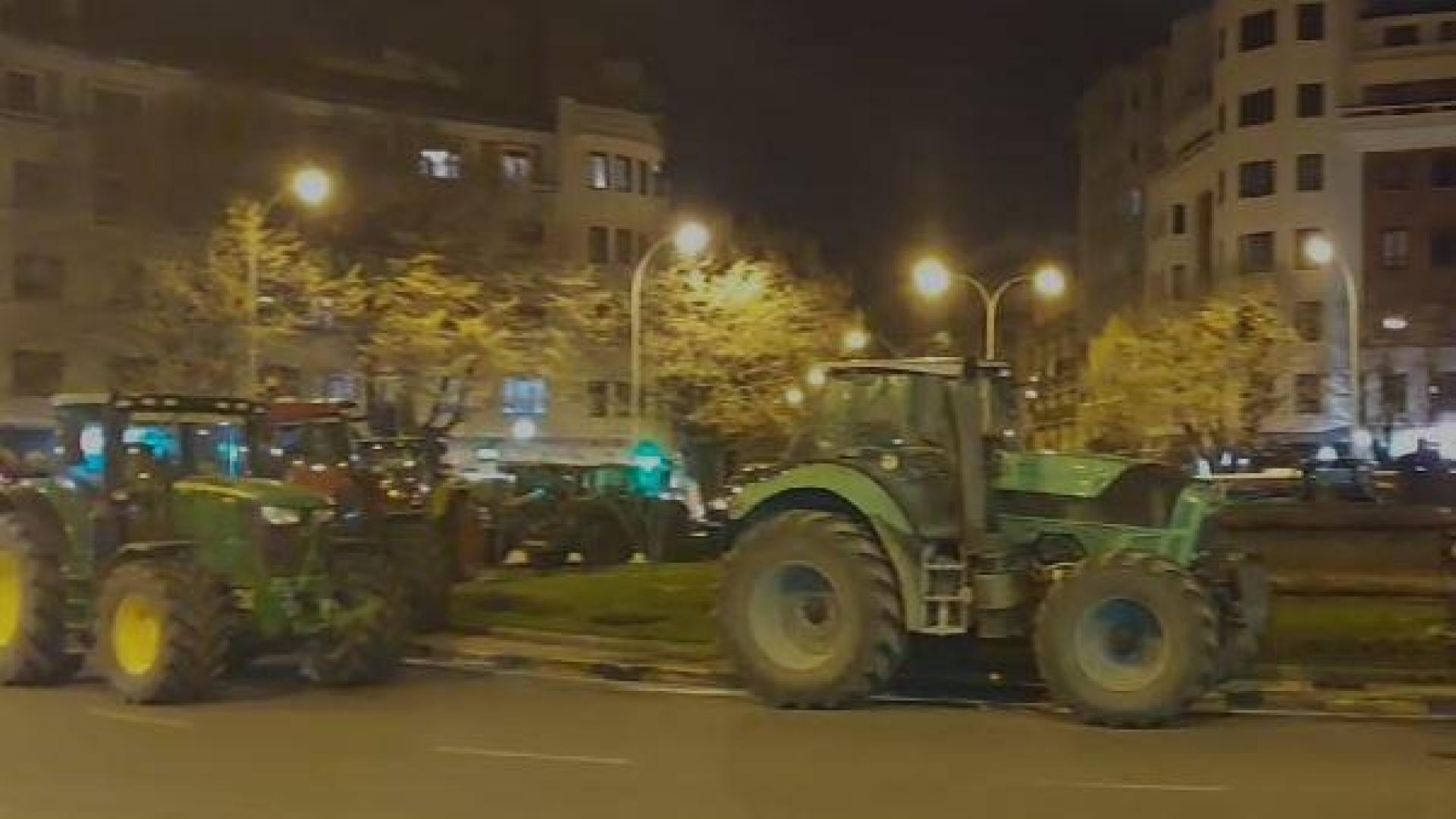 . La intención de los tractoristas es que los vehículos continúen allí a expensas de los resultados de la reunión de este viernes con el Gobierno de Navarra