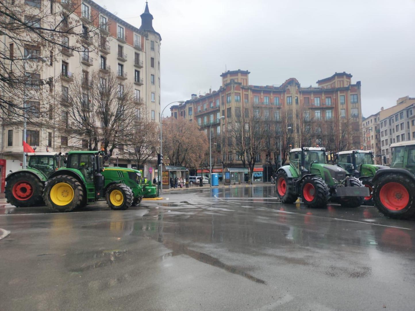 Los tractores continúan estaciones en la glorieta de Merindades