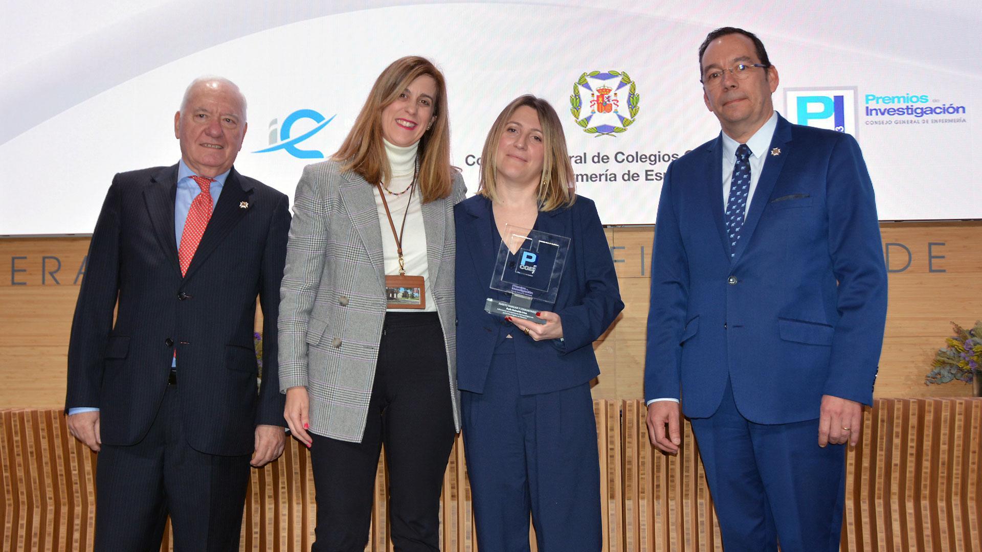 De izquierda a derecha: Florentino Pérez Raya, presidente del CGE; Miren Idoia Pardavila, vocal del Colegio de Enfermeras de Navarra; Ruth Reinaldo; y José Luis Cobos, vicepresidente del CGE