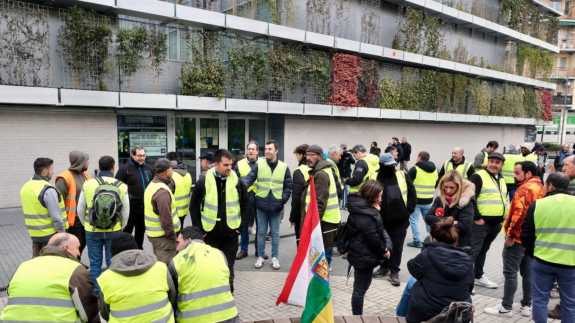 Una grupo de agricultores, concentrado ese viernes ante la puerta del Palacio de Justicia en Logroño en apoyo al ganadero que fue detenido durante la movilización del campo riojano del pasado martes