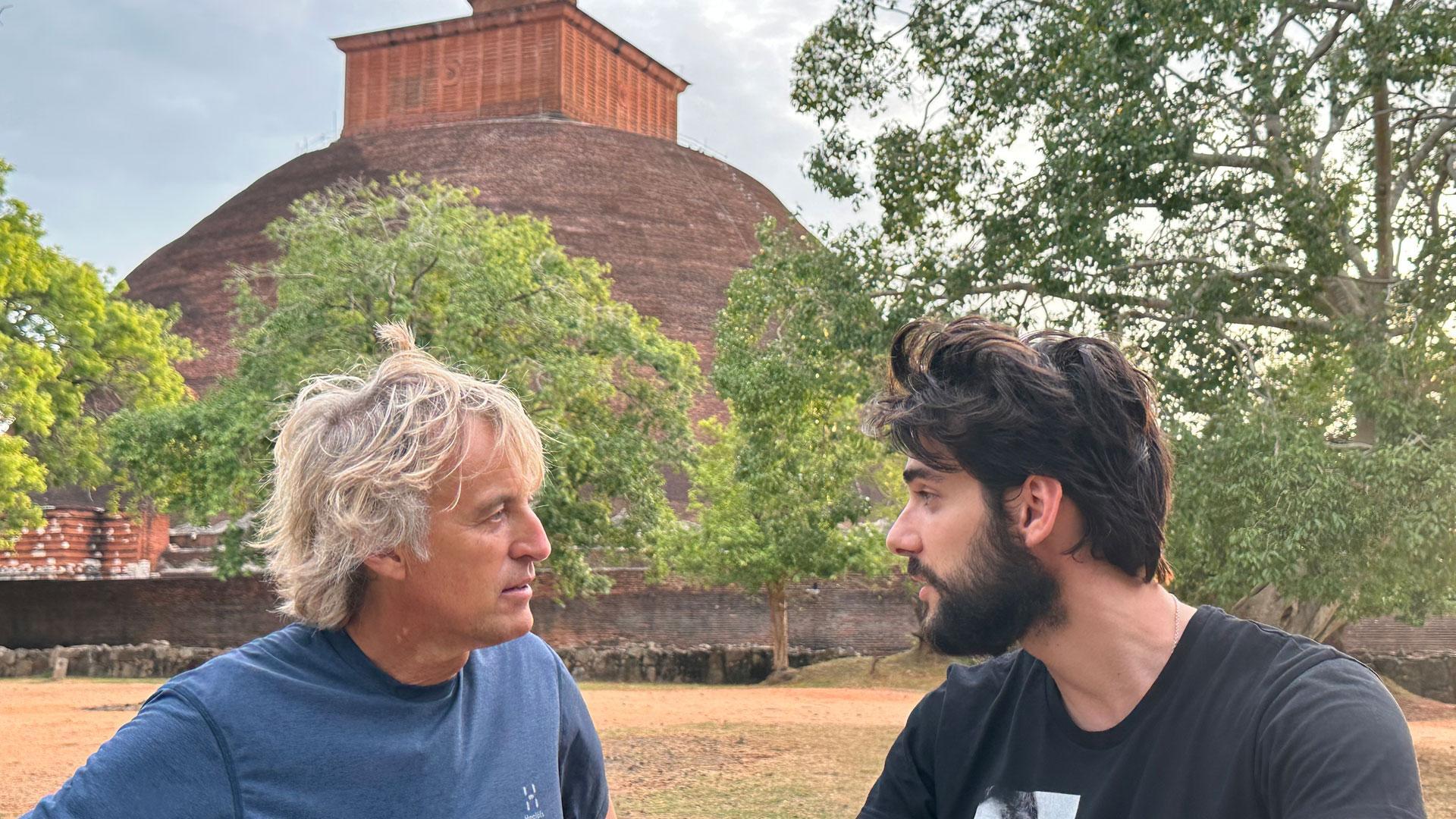 Jesús Calleja con Álvaro Rico en Sri Lanka