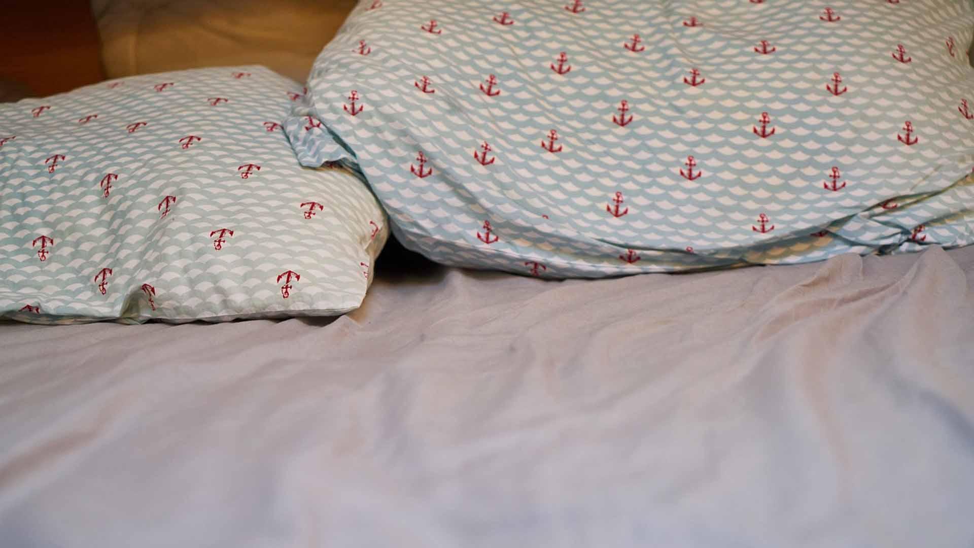 Dos almohadas en una cama
