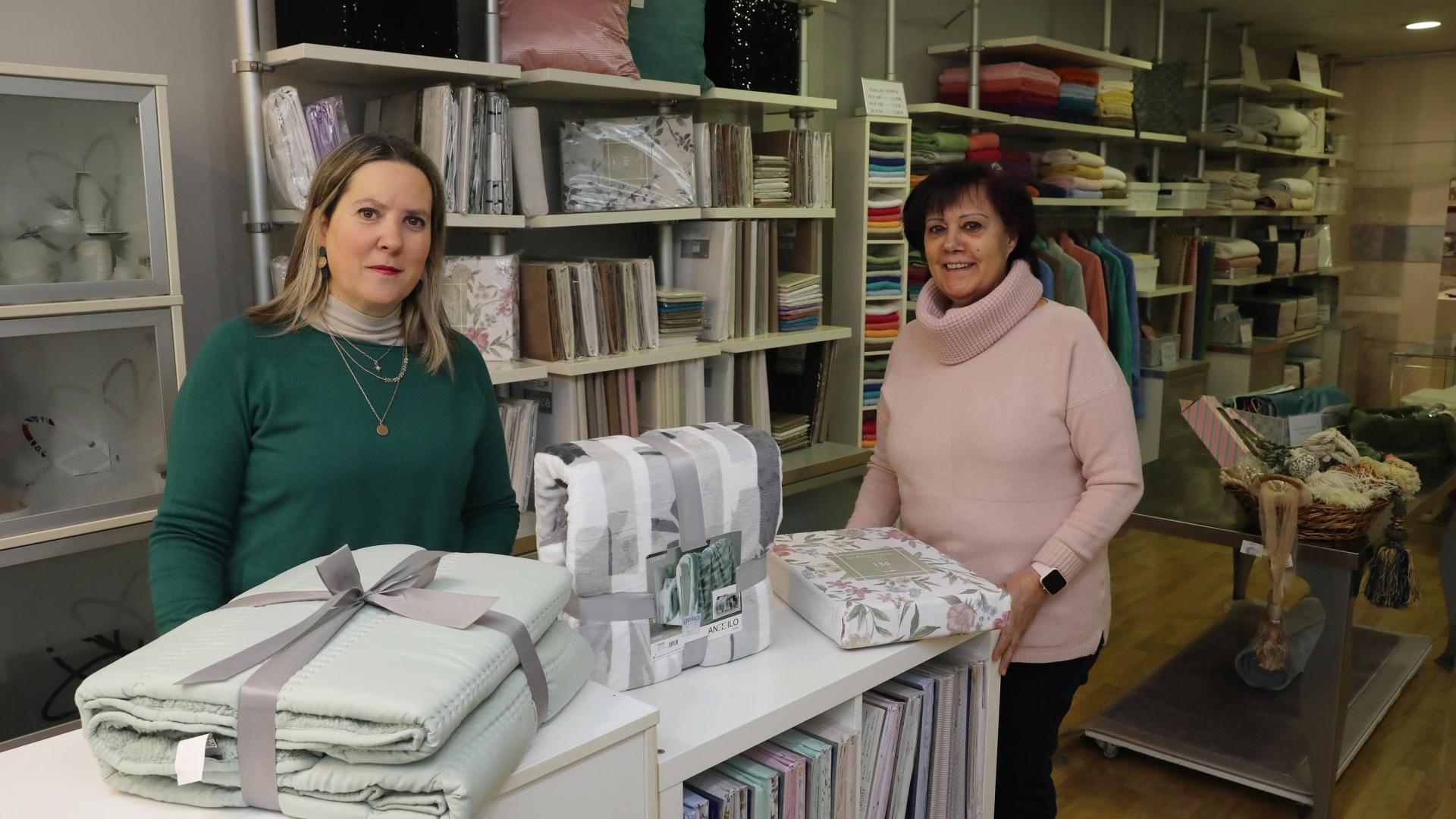 Jimena Curras y María Ángeles Gómez Hernández, en la tienda de hogar y decoración Gelisa