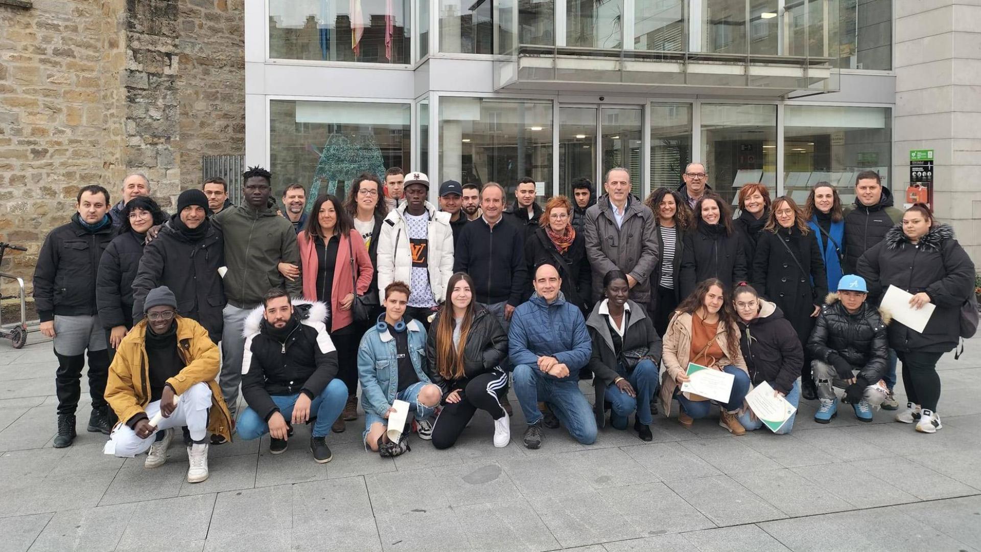 Parte de los participantes en el curso que recibieron su diploma junto a responsables de Ilundain, del SNE y del ayuntamiento de Aranguren