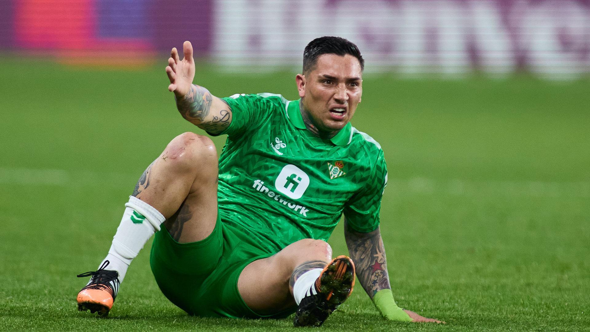 El Chimy Ávila protesta una jugada en su partido debut con el Betis, que ha vencido 0-2 al Cádiz
