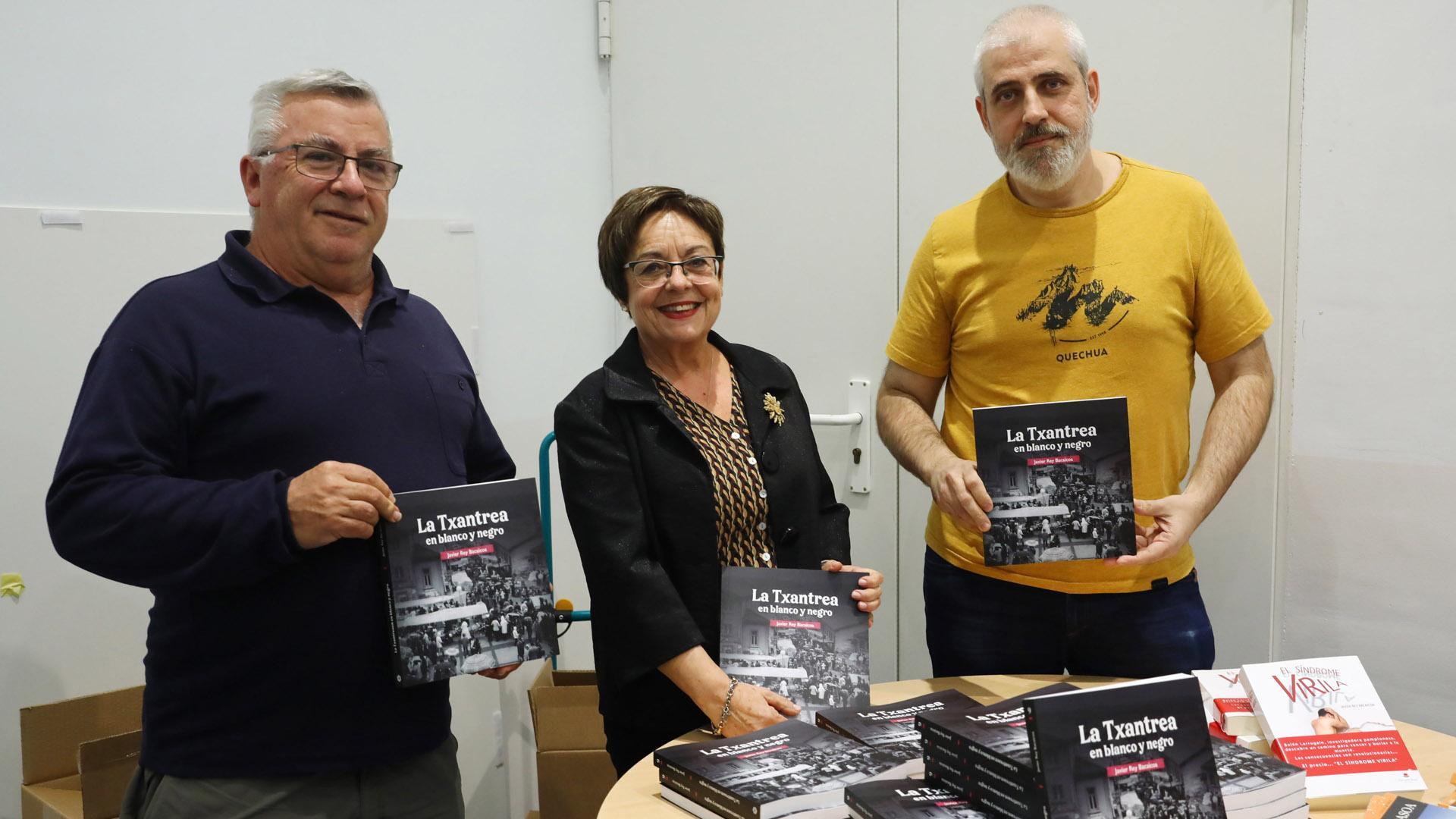 Desde la izda.: Iñaki Rey (hermano de Javier), Mariaje Izco (esposa) y David Mariezkurrena (editor)