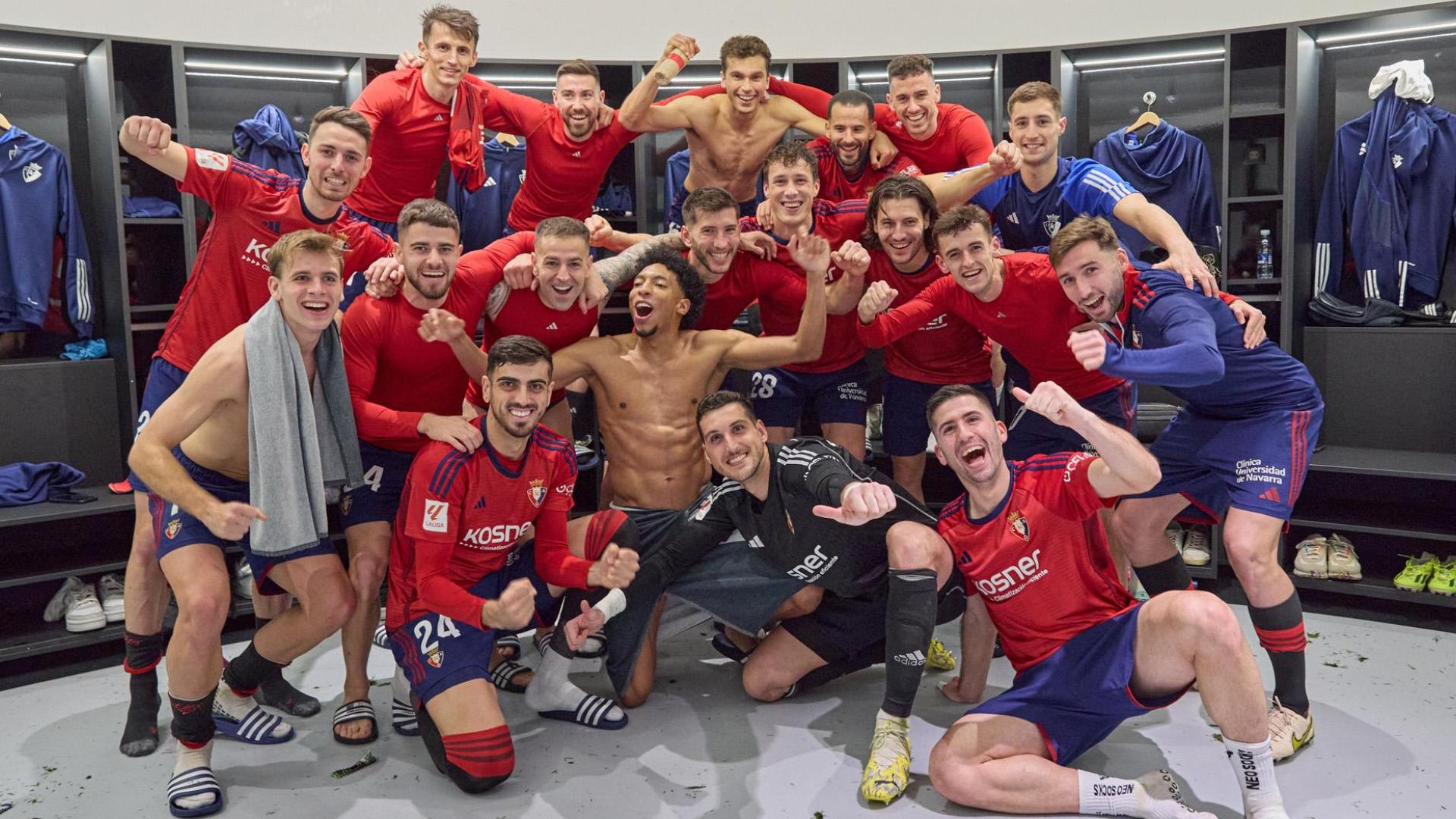 Los jugadores de Osasuna celebran el triunfo contra la Real Sociedad en el vestuario del Reale Arena