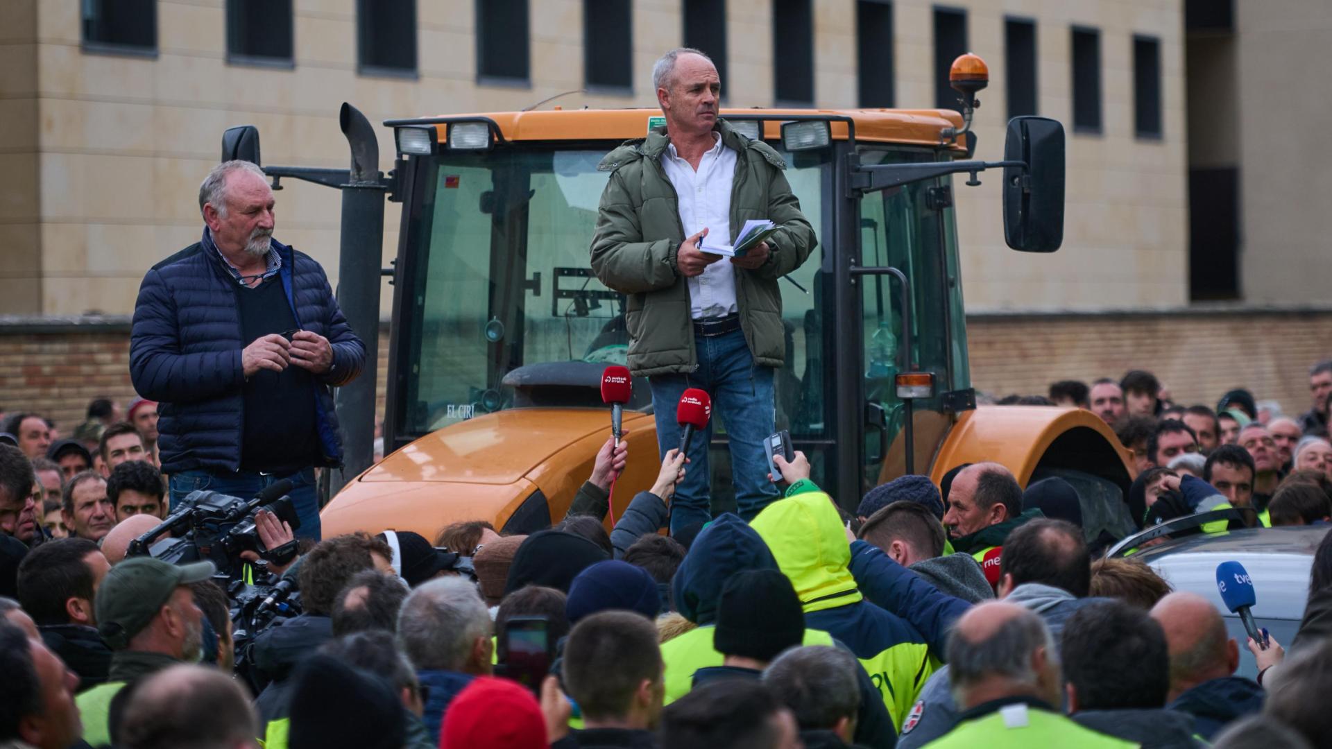 Salvador Moreno, con camisa blanca, encima de un tractor tras la reunión en el departamento de Desarrollo Rural