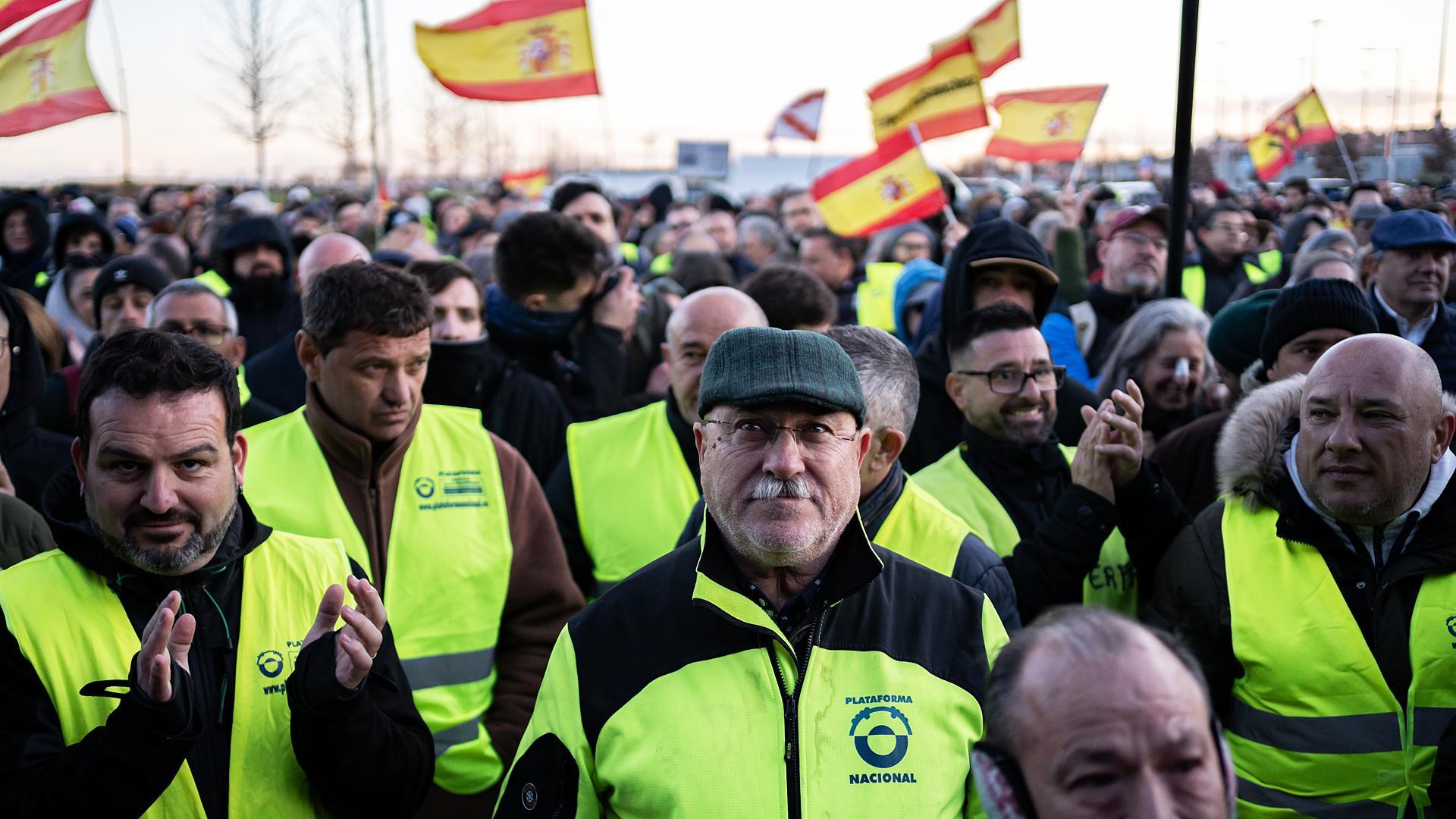 Decenas de ganaderos y agricultores durante una reunión nacional de la Sociedad Civil, en la explanada del Wanda Metropolitano./
