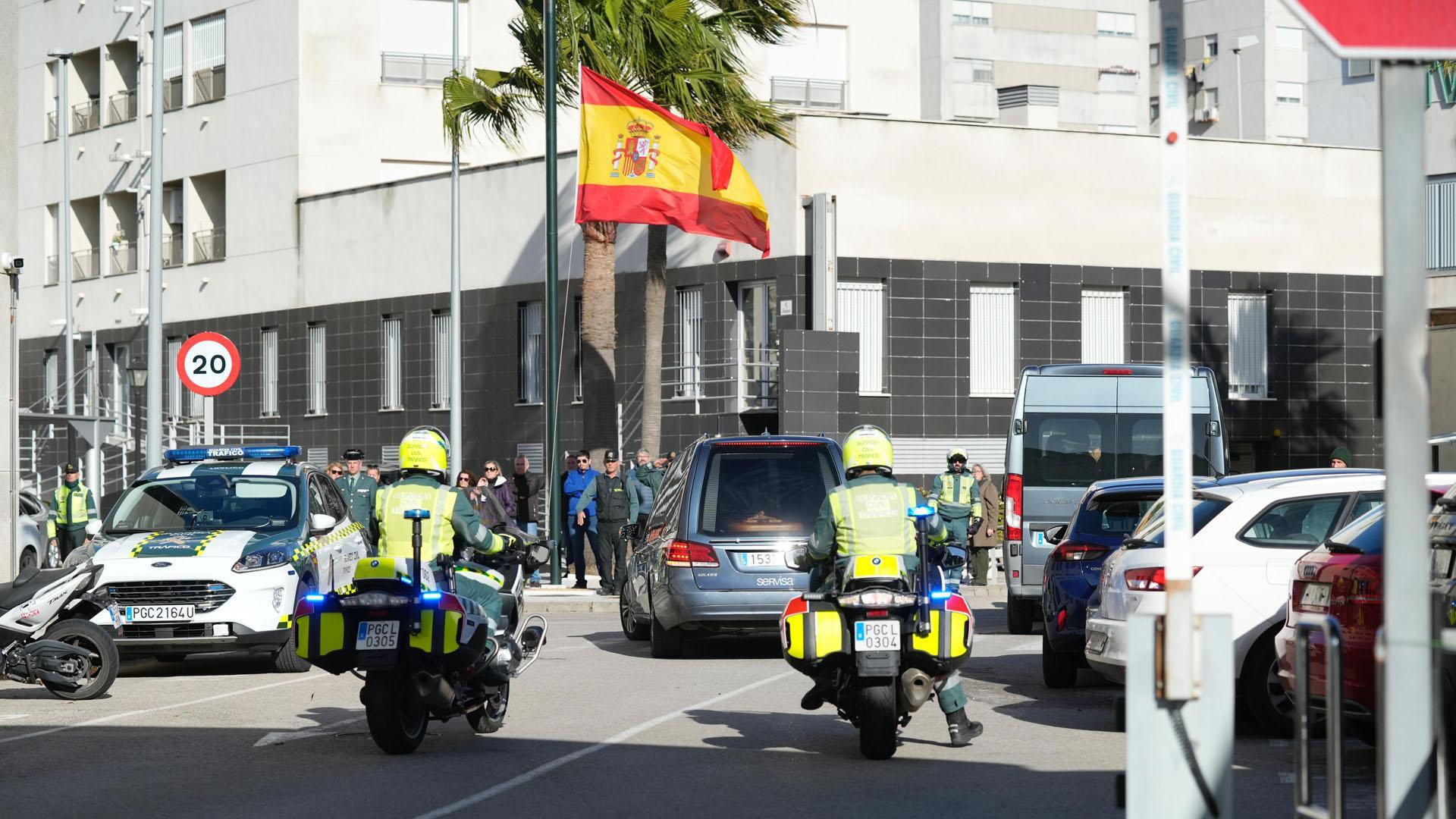 El cuerpo del guardia civil Miguel Ángel González Gómez llega a la Comandancia de la Guardia Civil en Cádiz