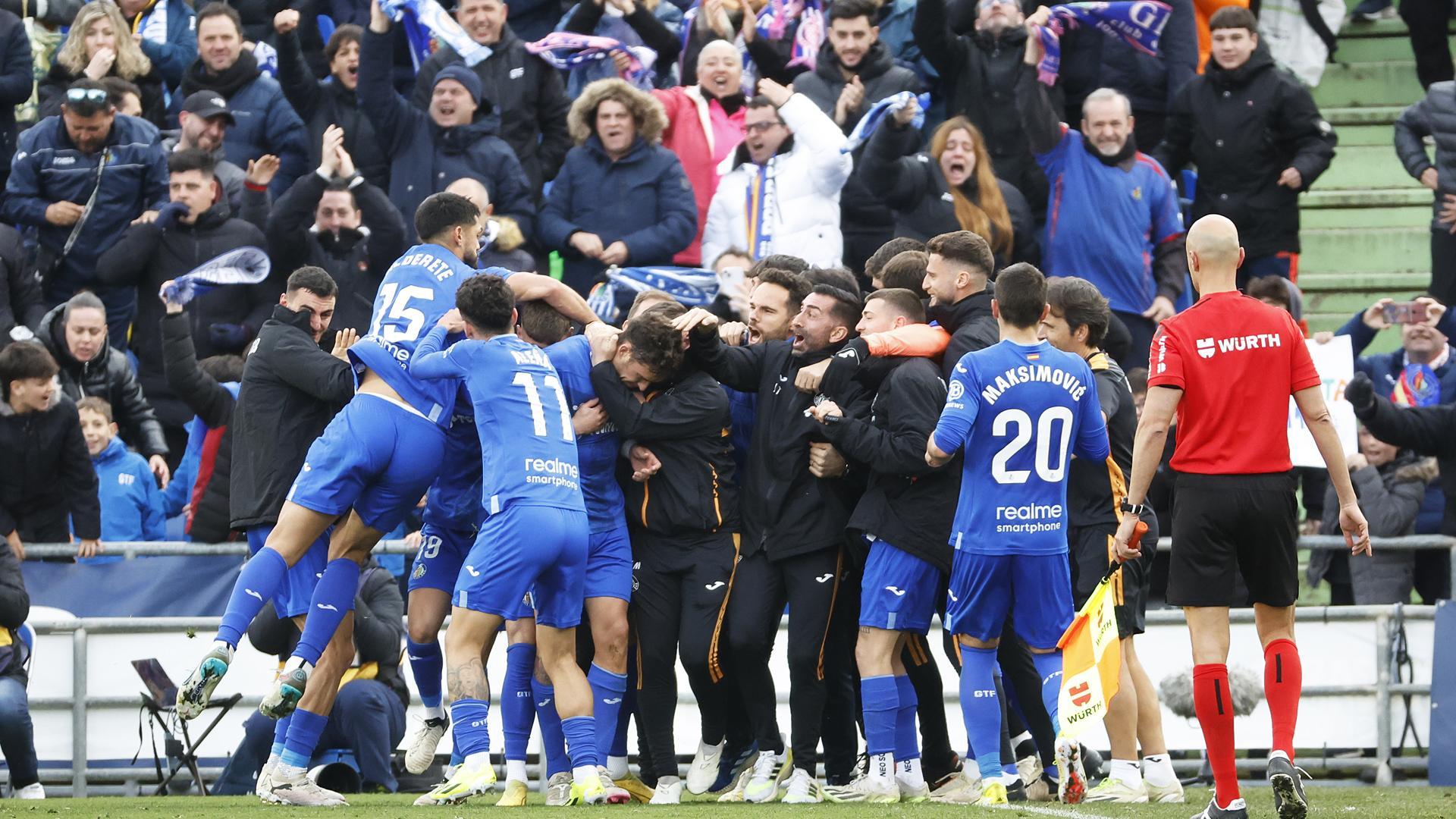 Los jugadores del Getafe celebran el tanto de Mata en el tramo final que dejaba los puntos en Madrid.