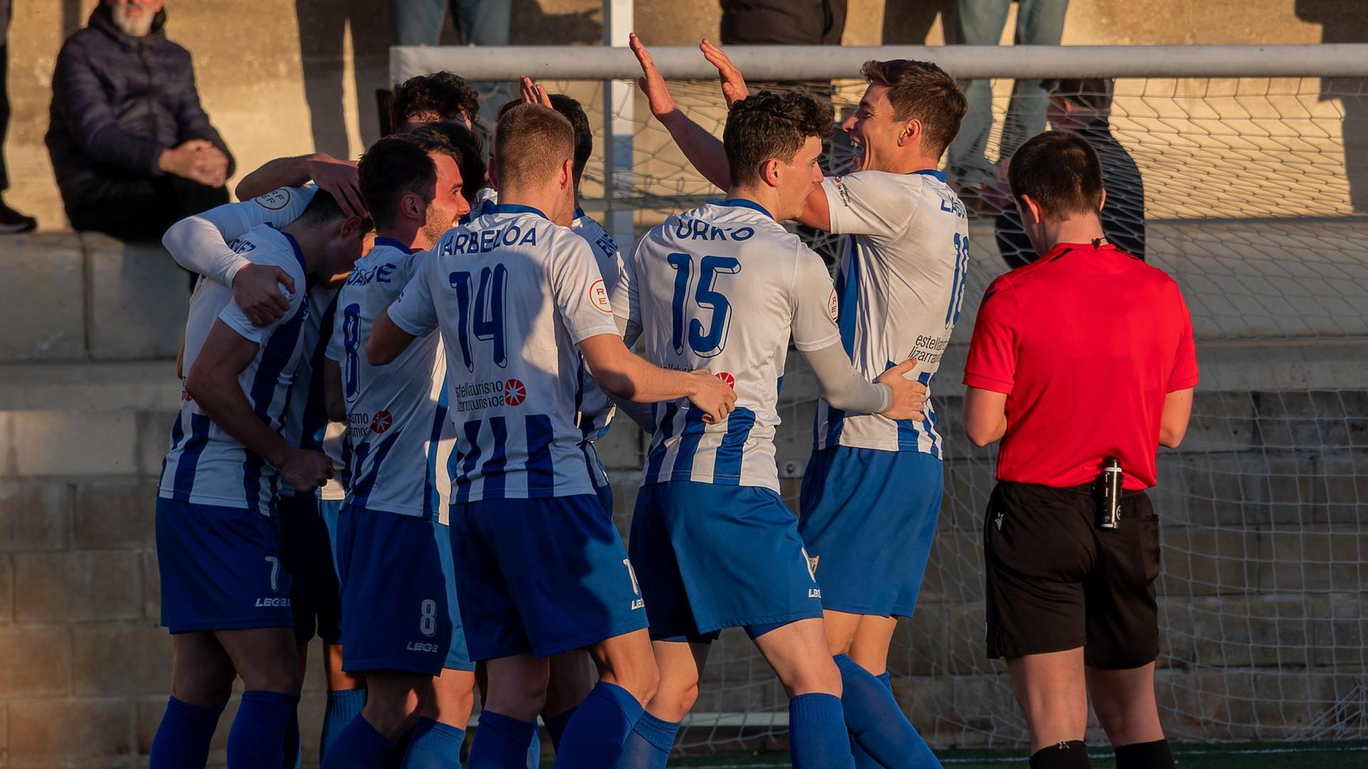 Los jugadores del Izarra celebran el primer gol del equipo, obra de Gorka Laborda