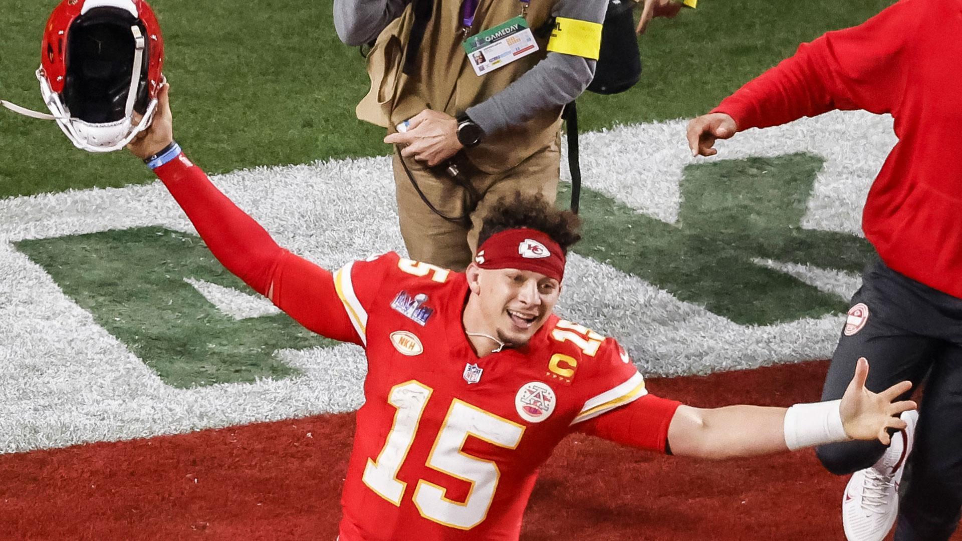 Patrick Mahomes rescató dos veces a los Kansas City Chiefs y dio el pase de 'touchdown' a Mecole Hardman para el triunfo por 25-22 en la prórroga contra los San Francisco 49ers