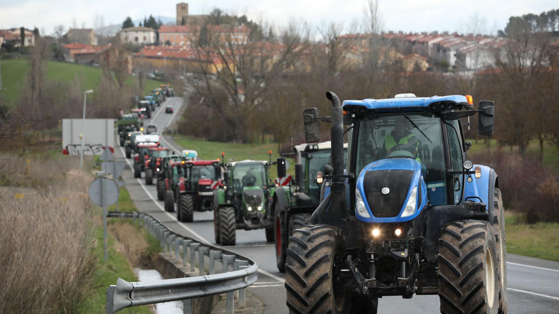 La tractorada se dirige desde Noáin por la N-121 en dirección a Beriáin, con la intención de concentrarse en la harinera Guría de Campanas