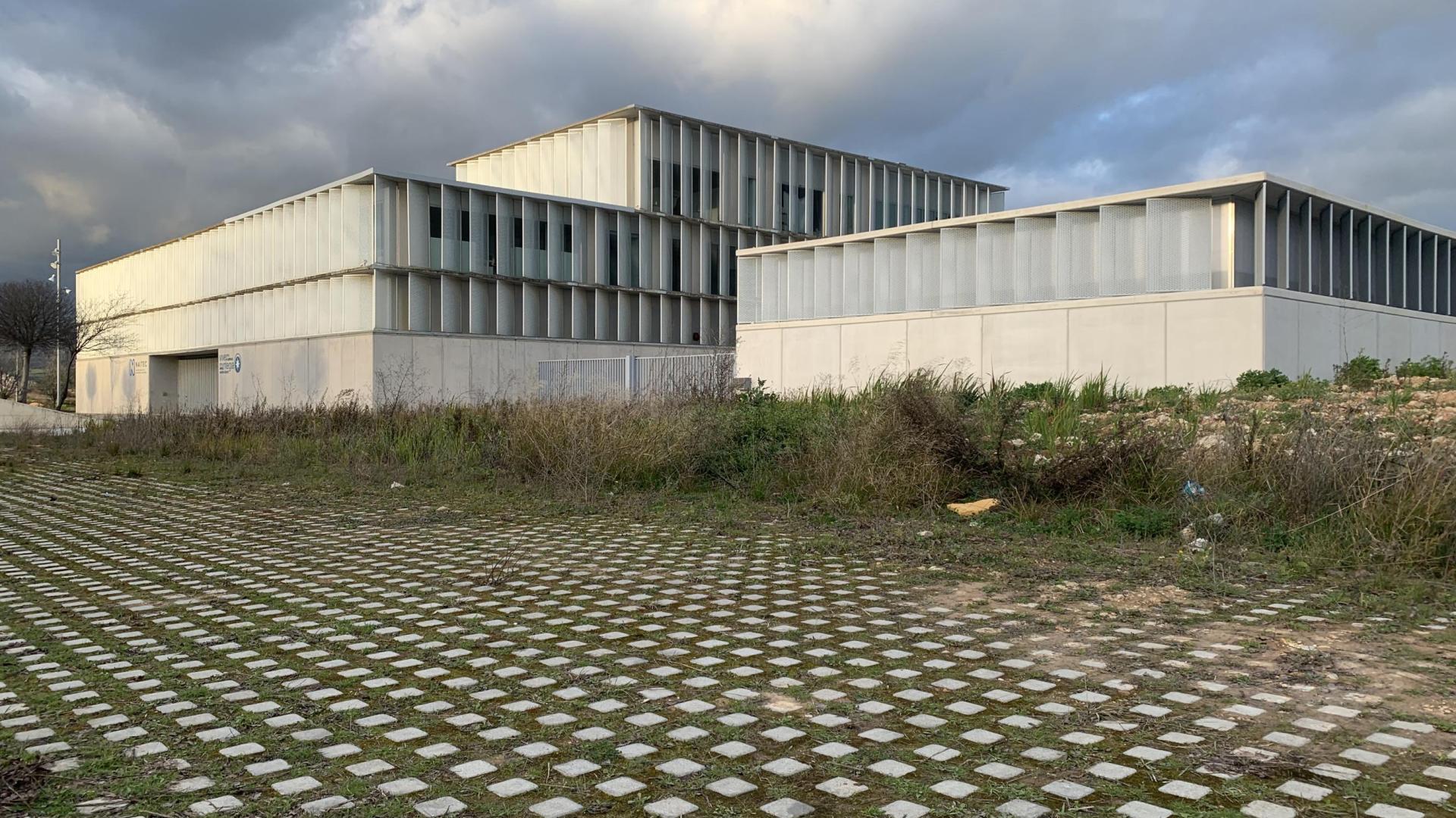 La nueva nave, a la derecha de la imagen, se alza junto al edificio del centro tecnológico, parte del parque empresarial Miguel Eguía de Estella.