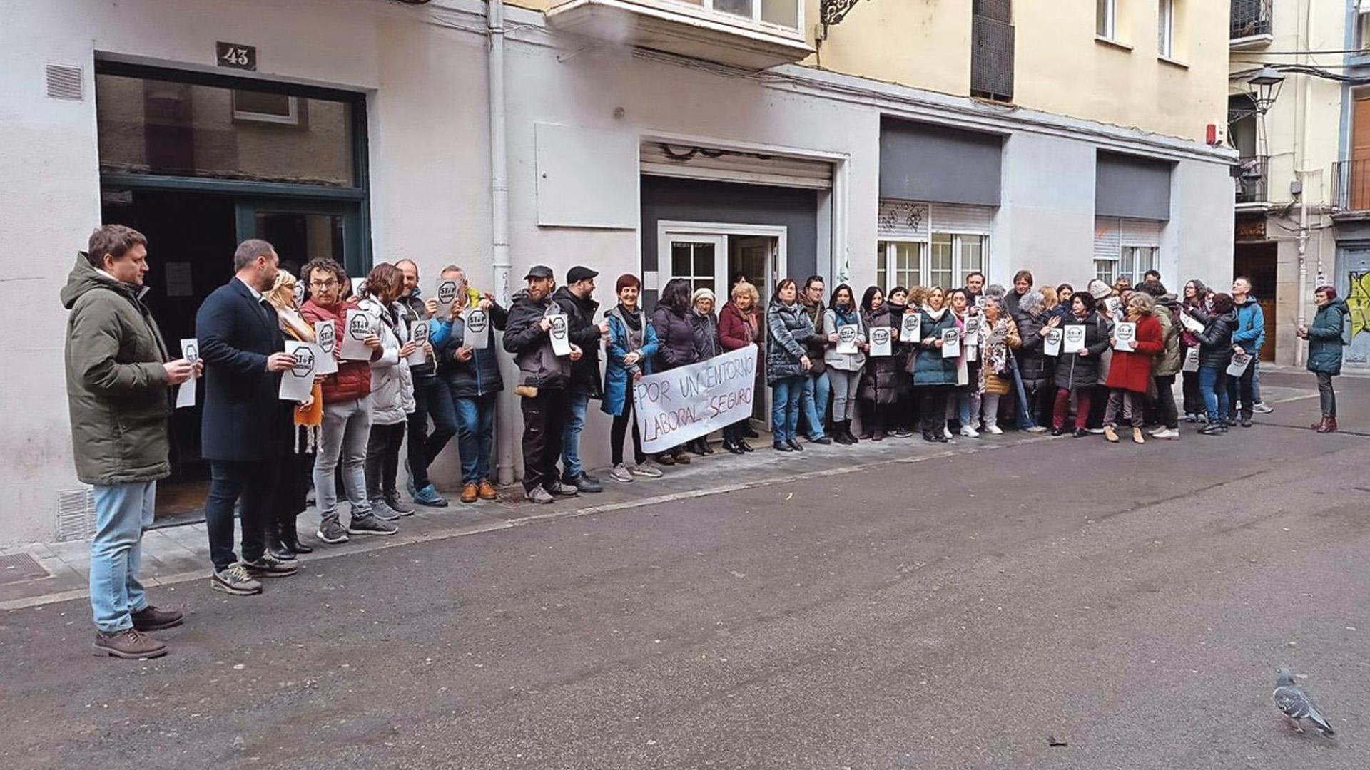 Concentración en solidaridad por la agresión y daños en la unidad de barrio del Casco Antiguo