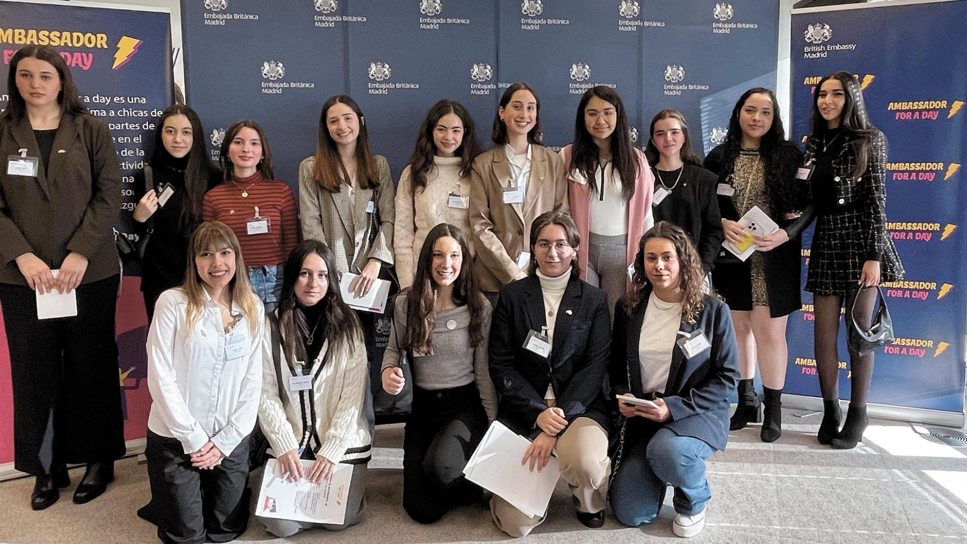 Las jóvenes participantes en el programa. Agachada, la primera por la derecha, Irune Garjón