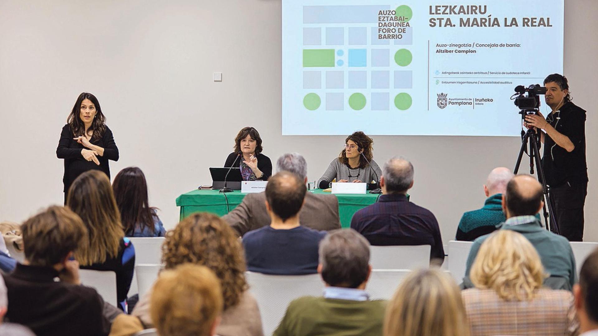 Las concejales Aitziber Campión y Garbiñe Bueno dirigen el foro de barrio celebrado este martes