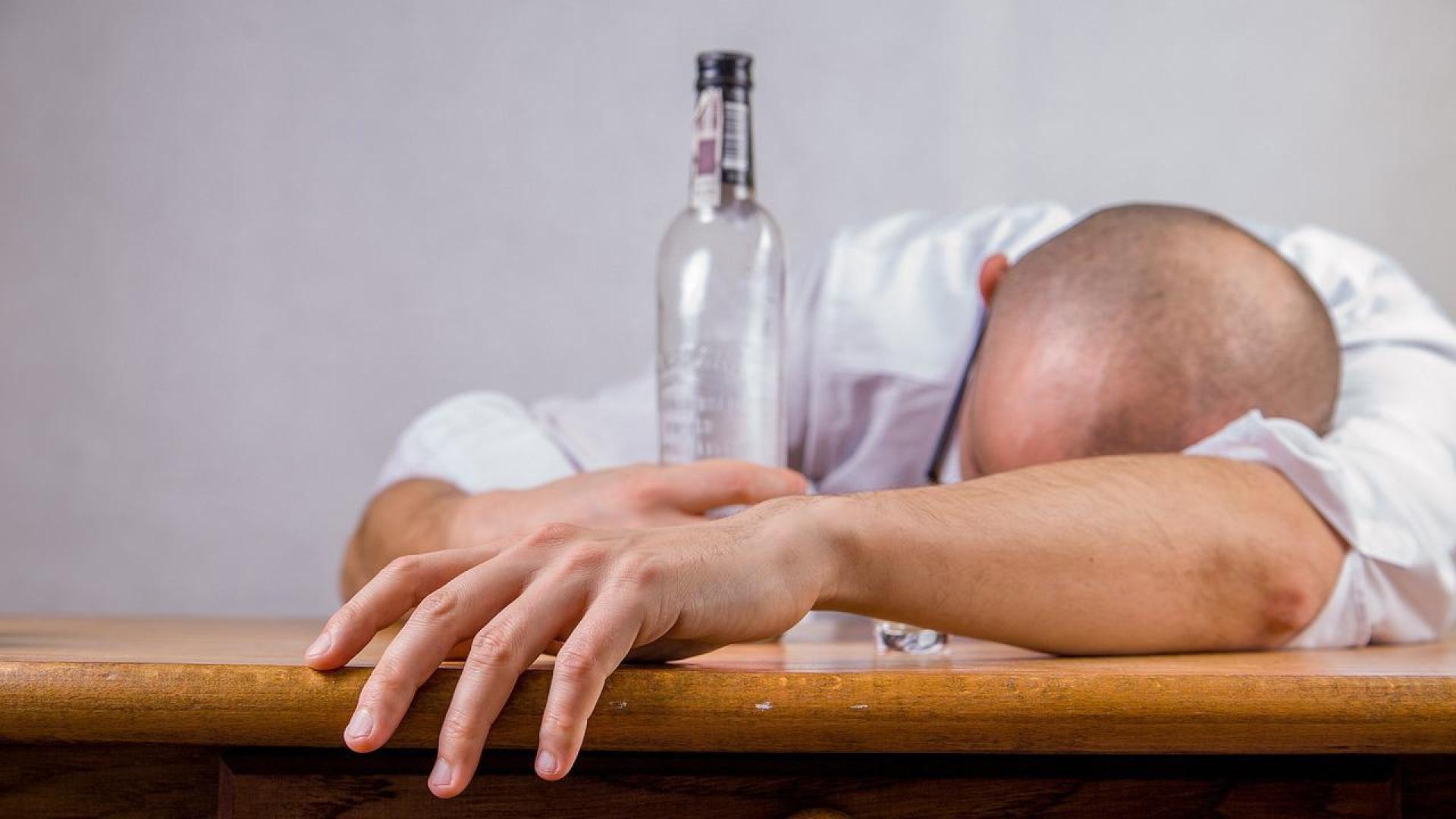 Un hombre, tras ingerir alcohol