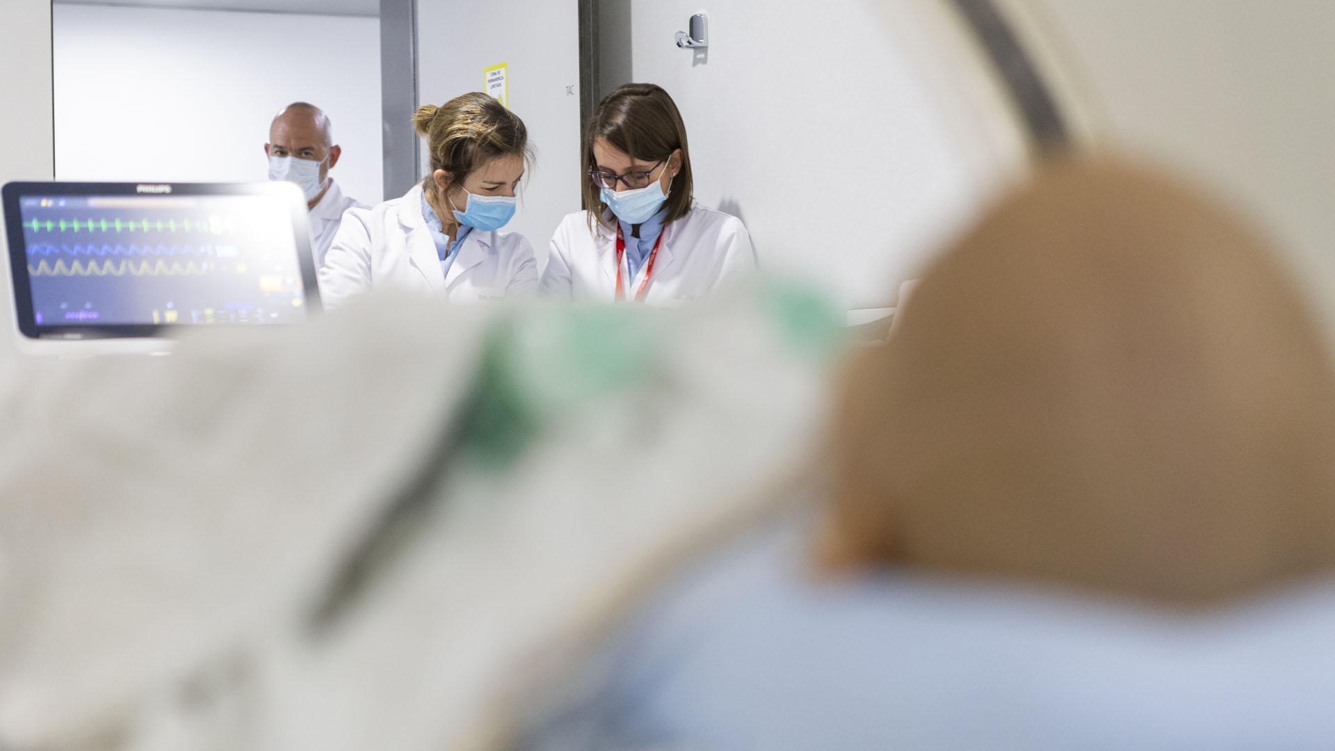 La Dra. Elena Panizo, durante la programación del tratamiento con protonterapia de un paciente oncopediátrico