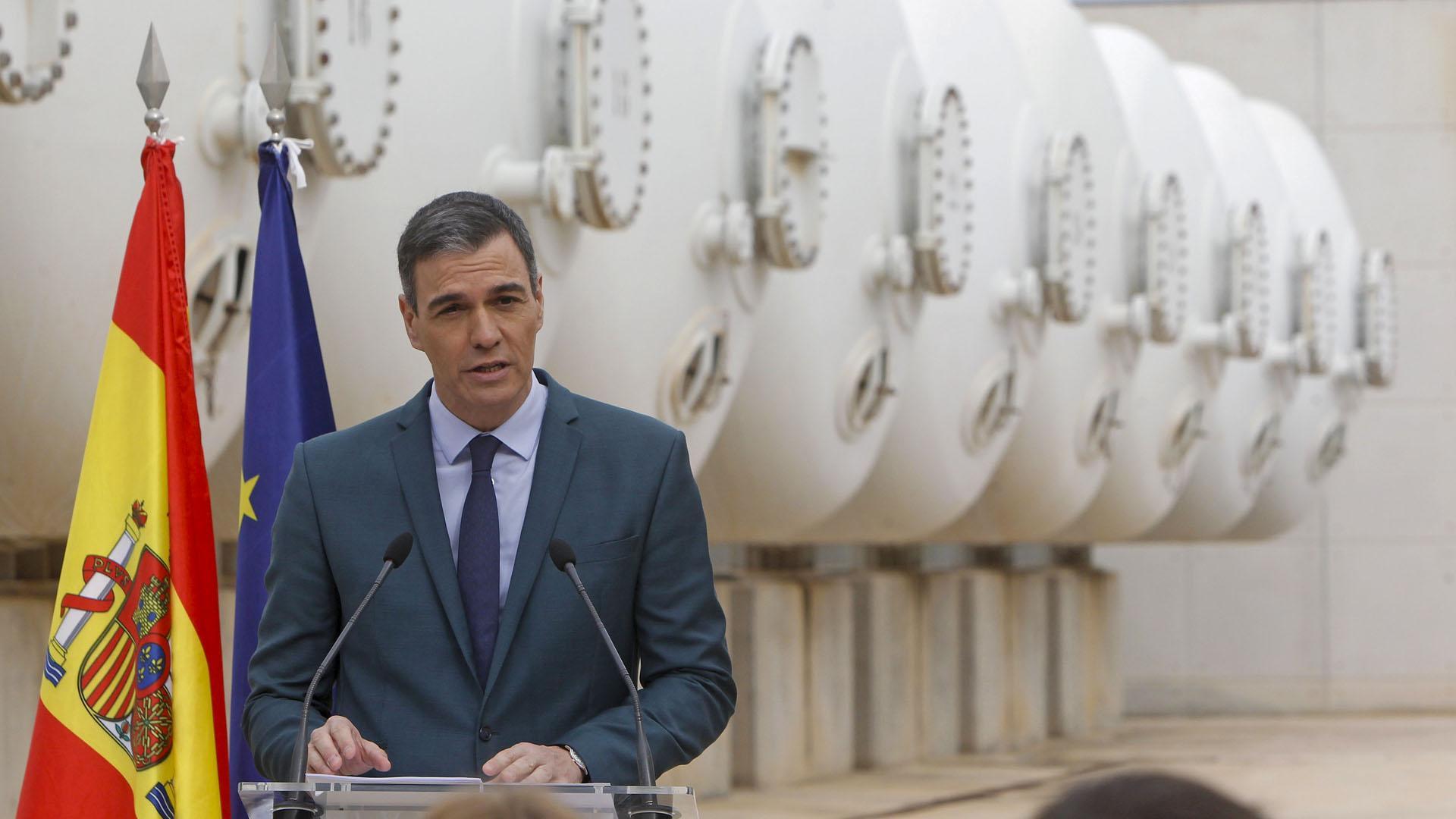 El presidente del Gobierno, Pedro Sánchez, durante su visita este miércoles a la mayor planta desalinizadora de Europa, en Torrevieja