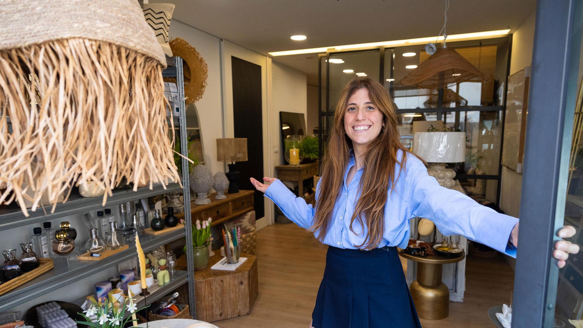 Marta González Gil posa en la entrada de su tienda de decoración Departamento, en la calle Cañete de Corella.