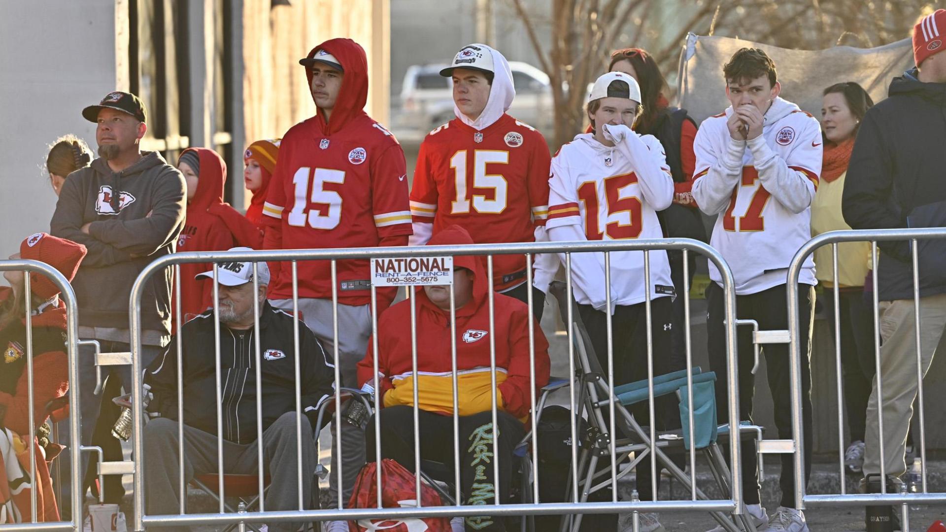 Aficionados de los Chiefs, en el desfile de celebración del triunfo en Kansas City