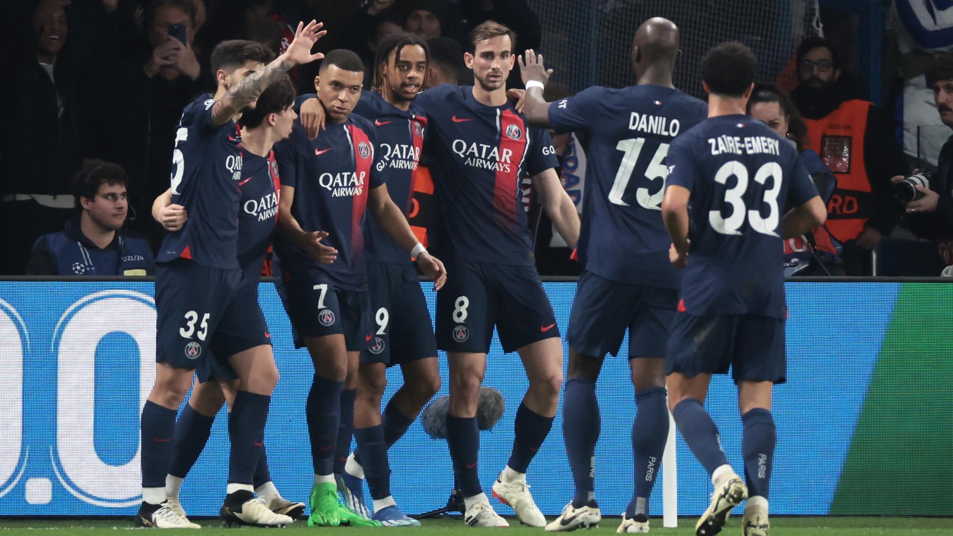Los jugadores del PSN celebran el primer tanto obra de Kylian Mbappé./