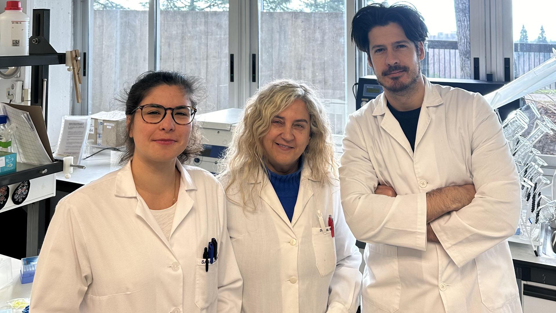 De izquierda a derecha, Sara Lorenzoni, María Blanco y Carlos Rodríguez, investigadores de la Universidad de Navarra que buscan tratamientos menos tóxicos contra el neuroblastoma